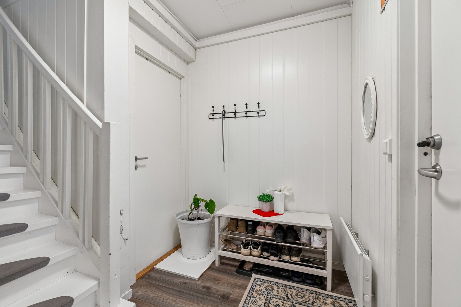 Hovedenheten har adkomst på siden av boligen via et tilbygg oppført i 2023, og her kommer du inn i 1. etasje av bygget hvor du finner entré, bod, trapp og ett soverom. Galleribilde