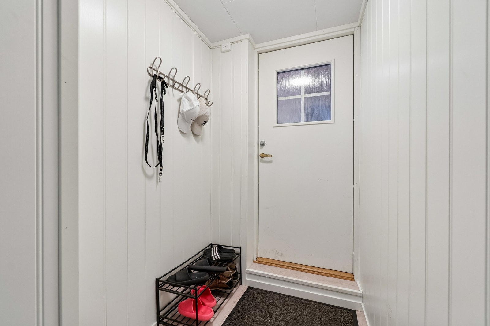 Inn til boenheten i 1. etasje møter du en gang hvor du fint kan innrede ulike garderobeløsninger, og videre adkomst til et soverom og kjøkkenet. Galleribilde
