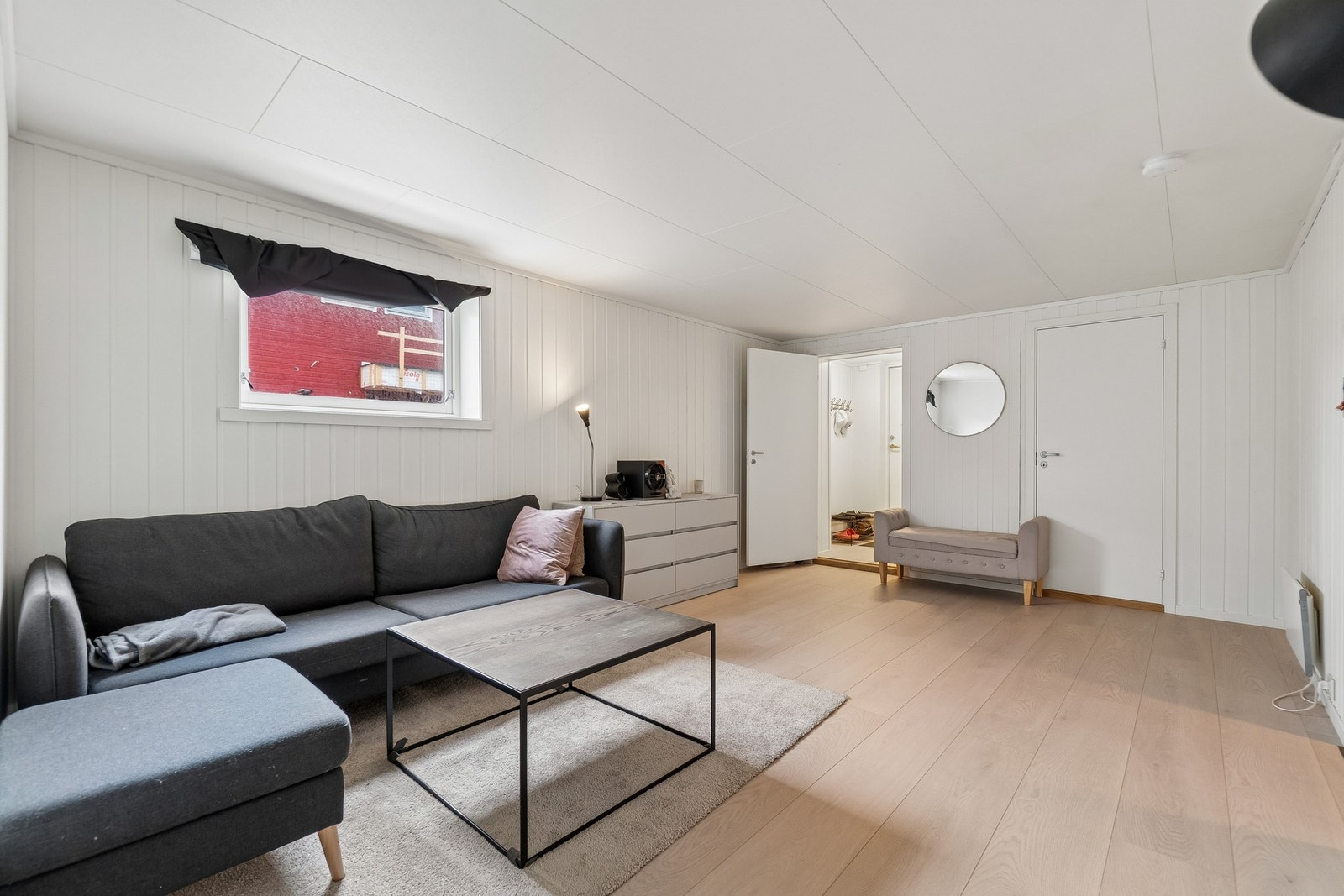 Boenheten i kjelleretasjen har et praktisk vindfang, før du kommer inn i stuedelen. Galleribilde