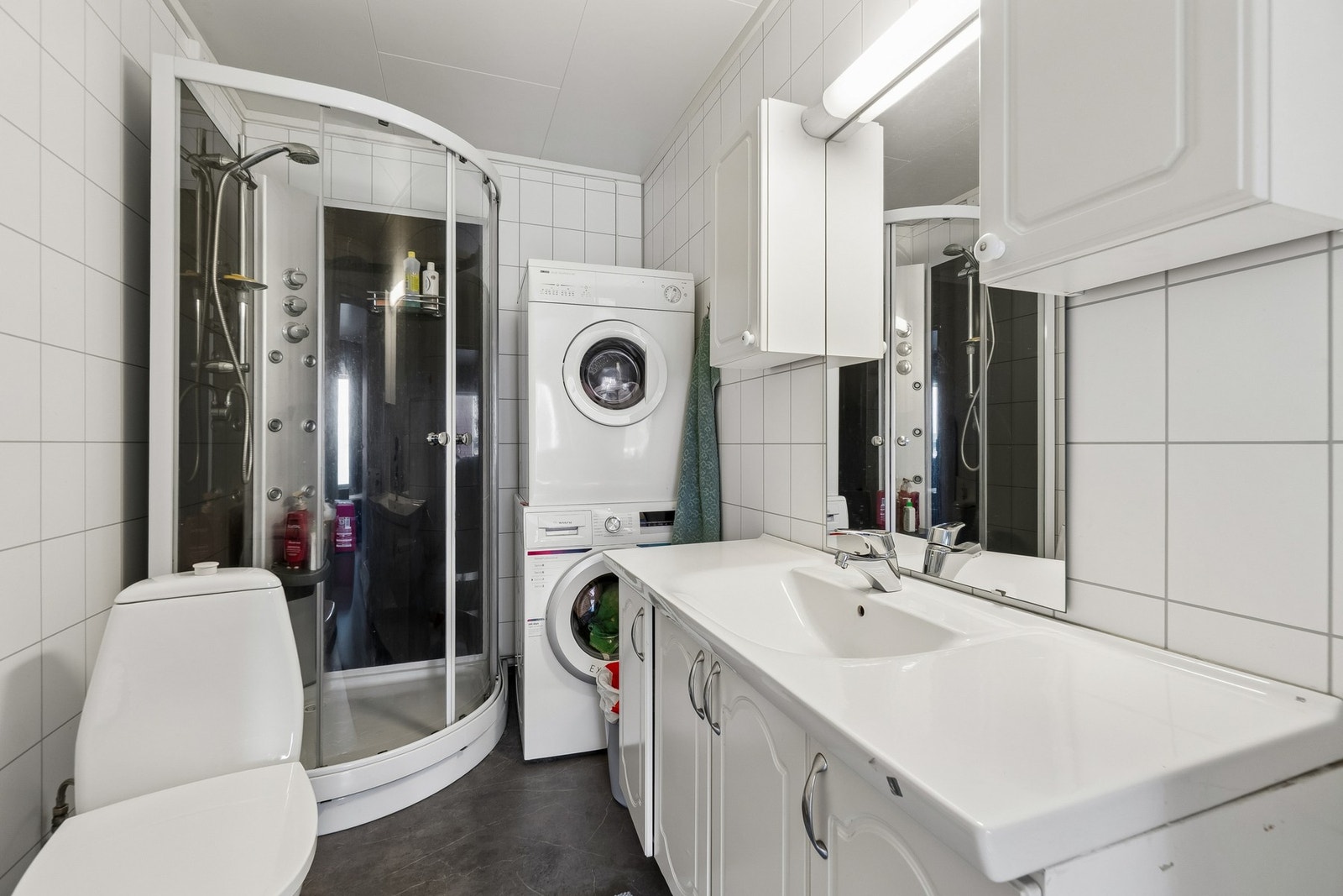 Ved stuen finner du badet, som gir et lyst og tidløst inntrykk. Galleribilde