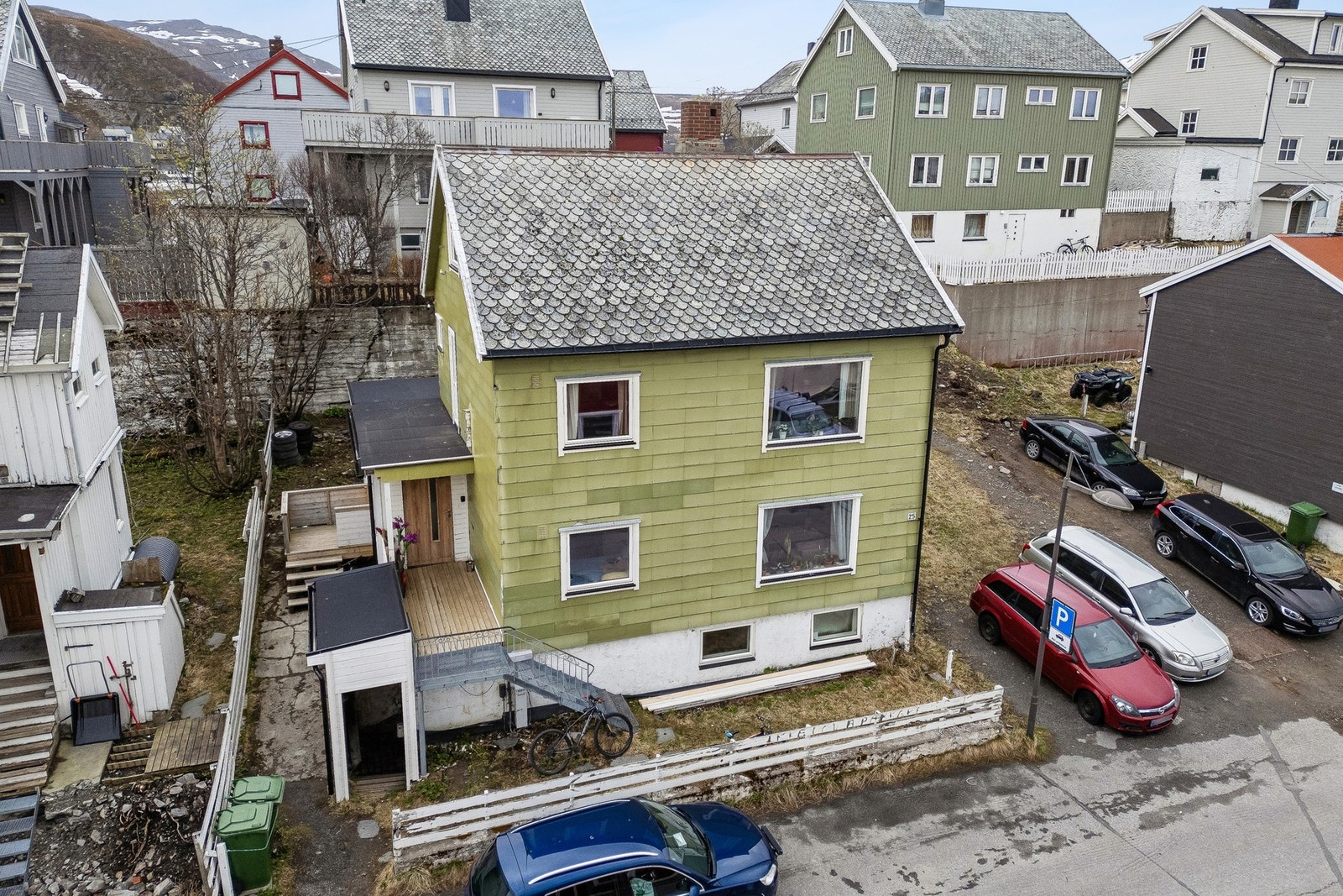 Inn til bygget finner du 3 separate innganger, én til hver boenhet. Galleribilde