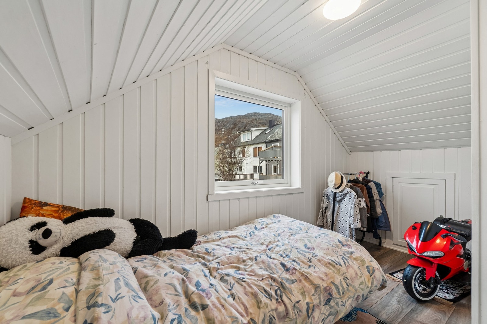 På loftet er det innredet 2 soverom, og her er det også bodplass i knekott. Galleribilde