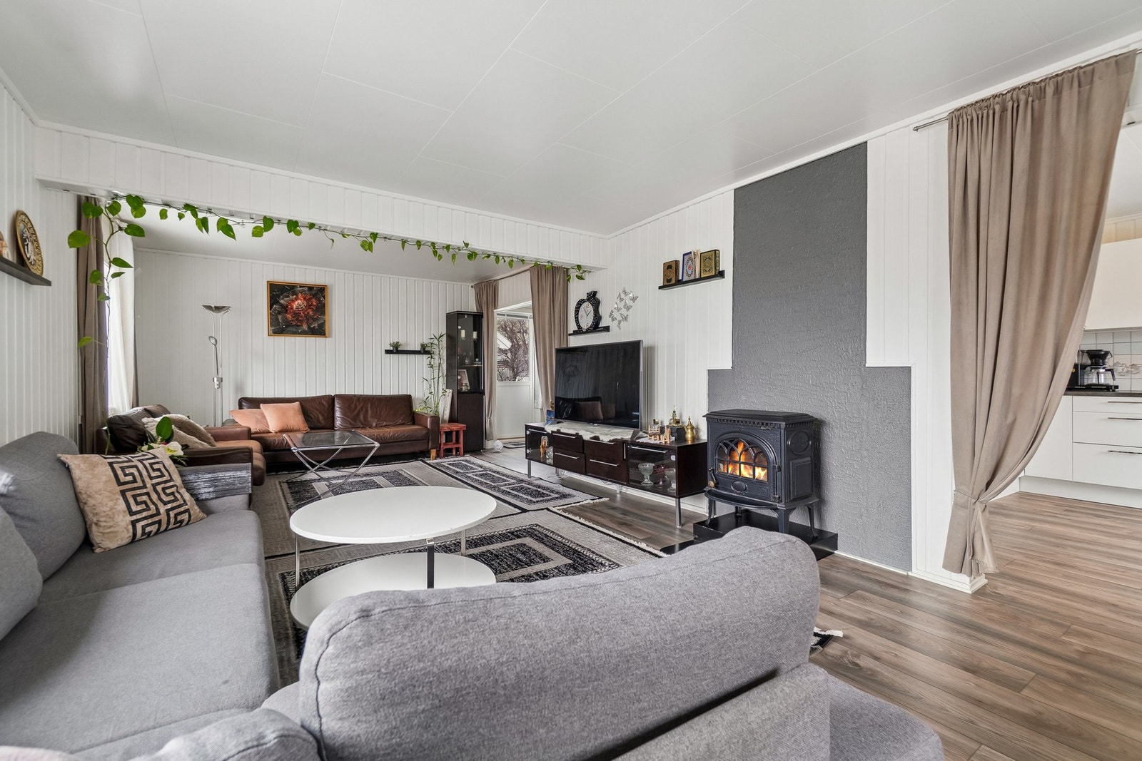 I stuen finner du vedovn for hygge og varme på kaldere årstider. Galleribilde