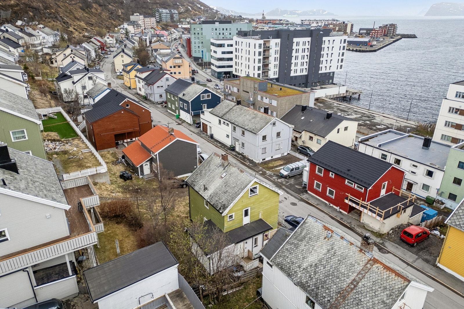 Sentrumsbutikker, kjøpesenter og øvrige tilbud ligger kun få minutter unna til fots. Det er kort gange til de naturskjønne omgivelsene rundt Storvannet, Mollafjæra og øvrige turområder. Galleribilde