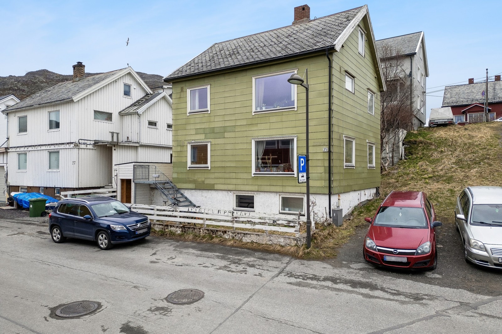 Inn til boenheten i kjelleretasjen finner du et overbygget inngangsparti som verner godt mot vær og vind. Galleribilde
