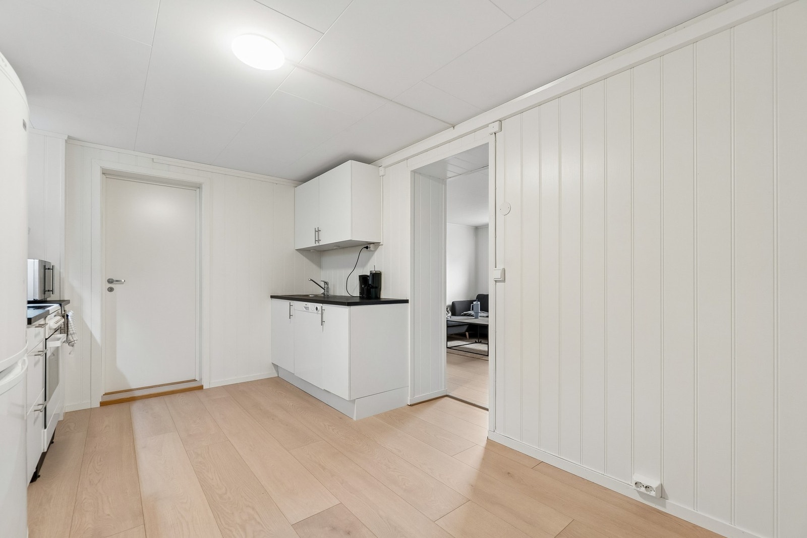 Kjøkkeninnredningen strekker seg langs 2 vegger, og øvrig på kjøkkenet får du fint plass til spisebord. Galleribilde