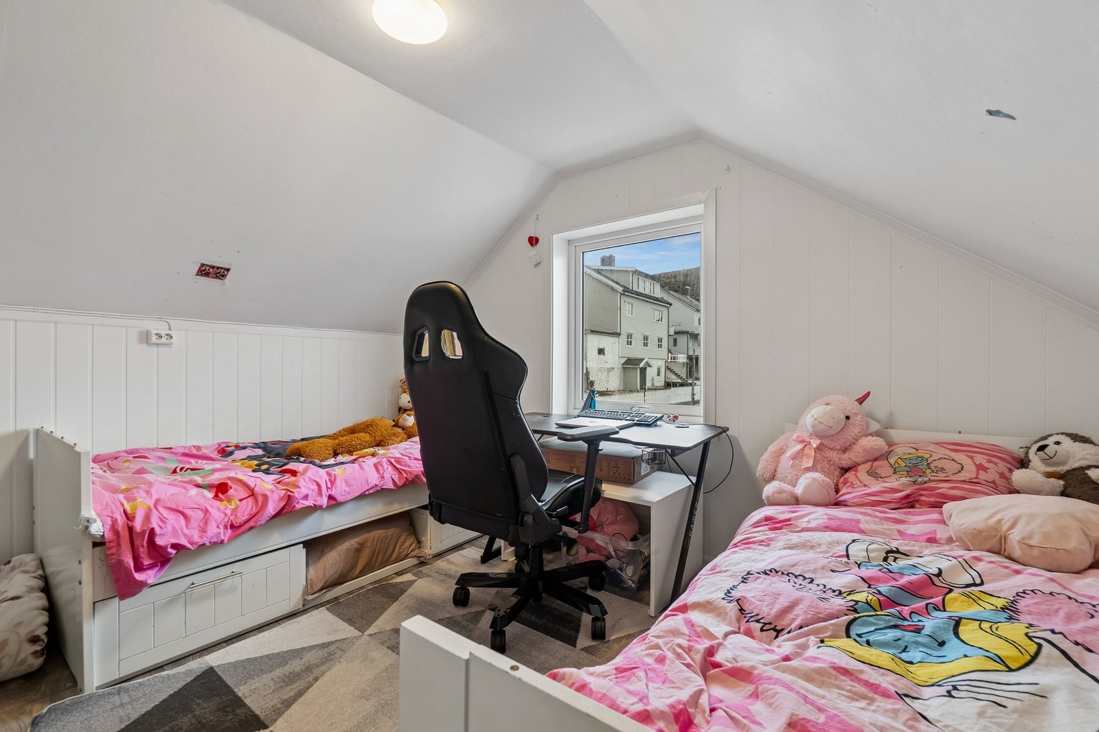 Soverommene ligger på hver sin side av loftet. Galleribilde