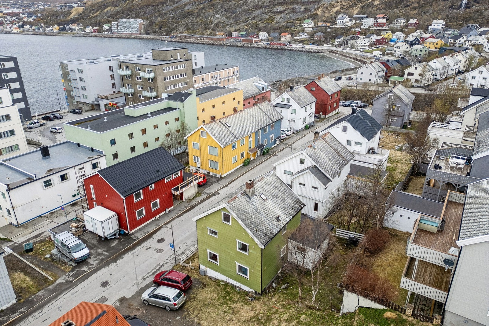 Boligen ligger svært sentralt og populært til i Hammerfest sentrum ved bykjernen. Nærområdet har et variert utvalg av blokk- og boligbebyggelse, kulturhus, kino, butikker, m.m. Galleribilde