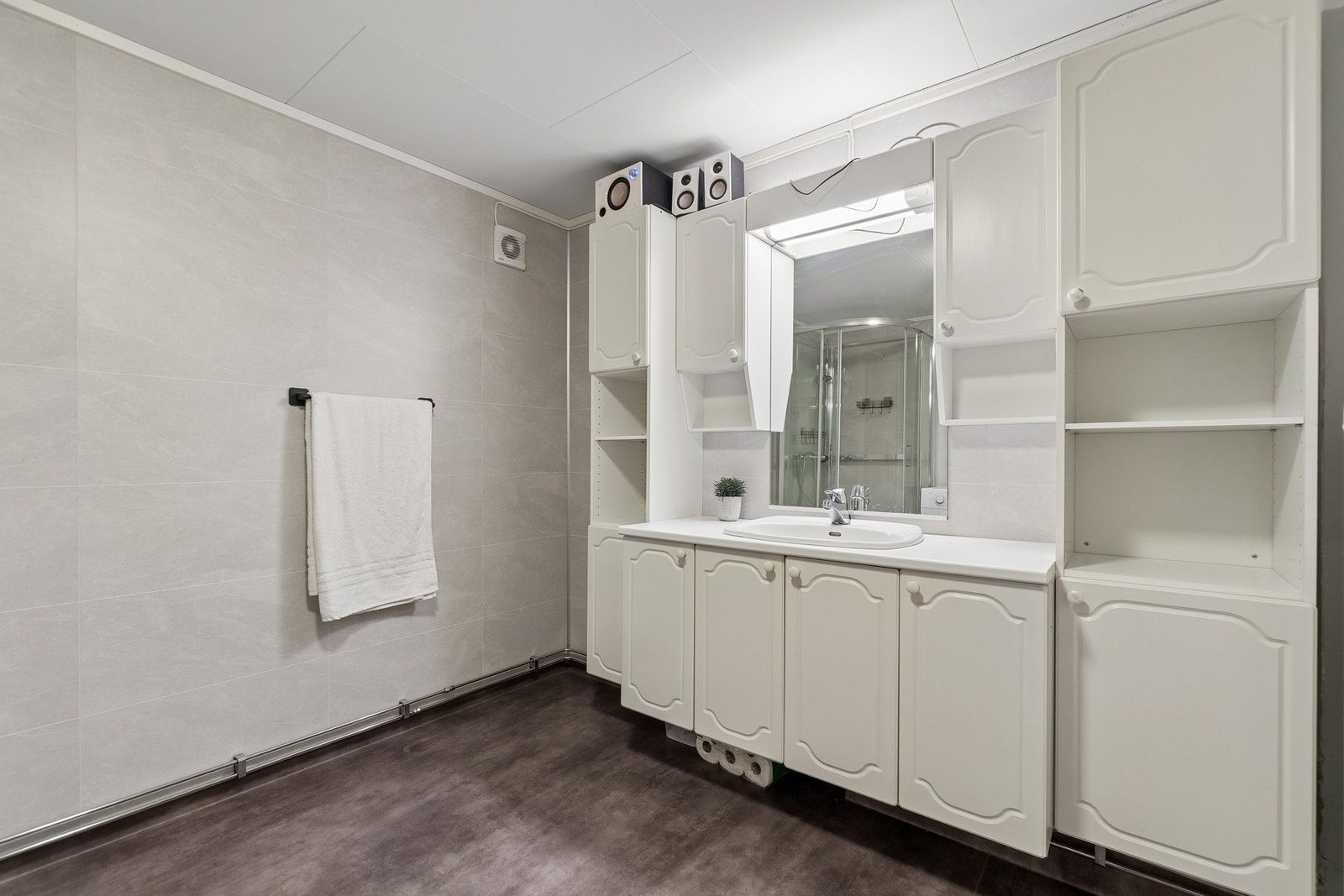 Badet fremstår romslig med et lyst og tidløst inntrykk. Galleribilde