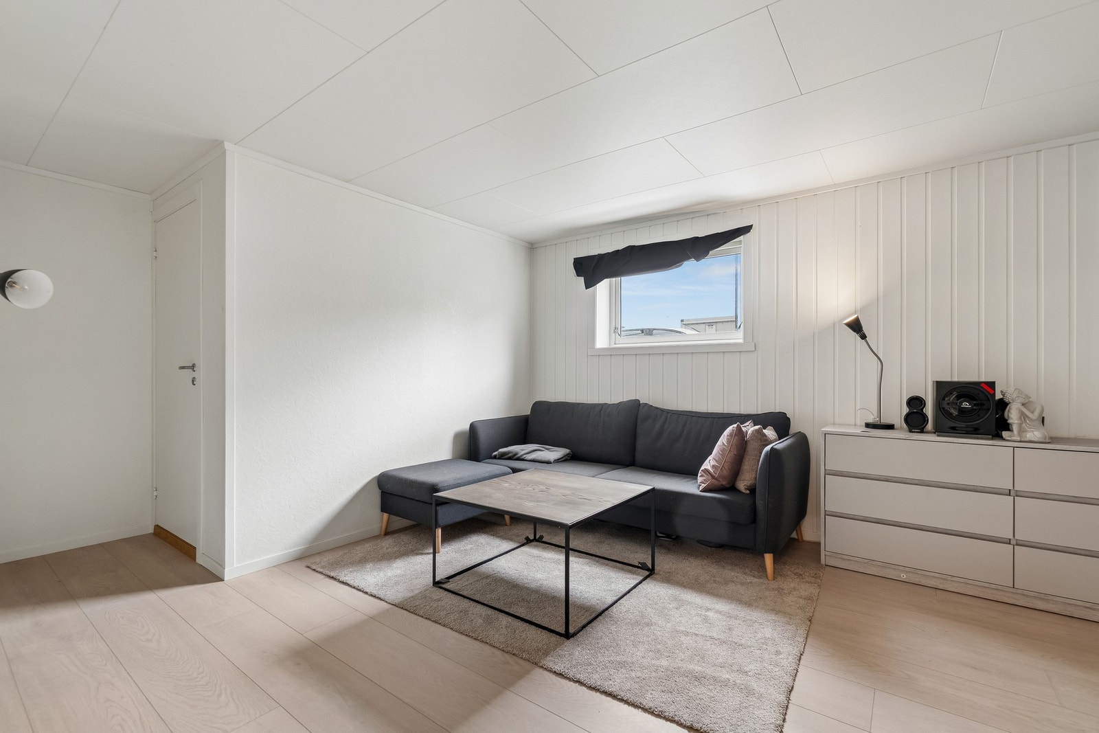Denne boenheten har fått en rekke moderniseringer i nyere tid, og gir et gjennomgående lyst og innbydende inntrykk. Galleribilde