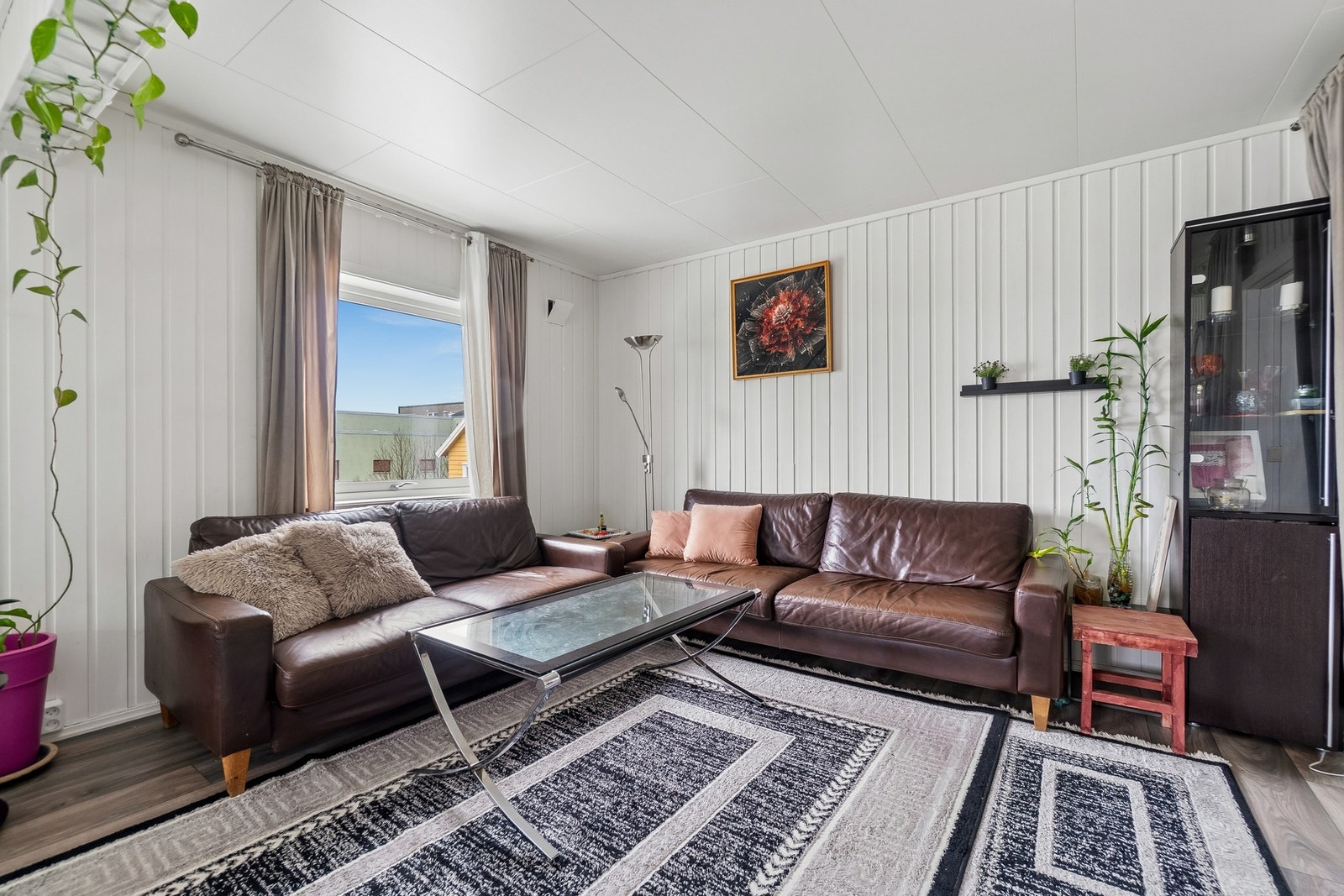 Her får du en bolig med 3 oppussede boenheter ved Hammerfest sentrum. Galleribilde