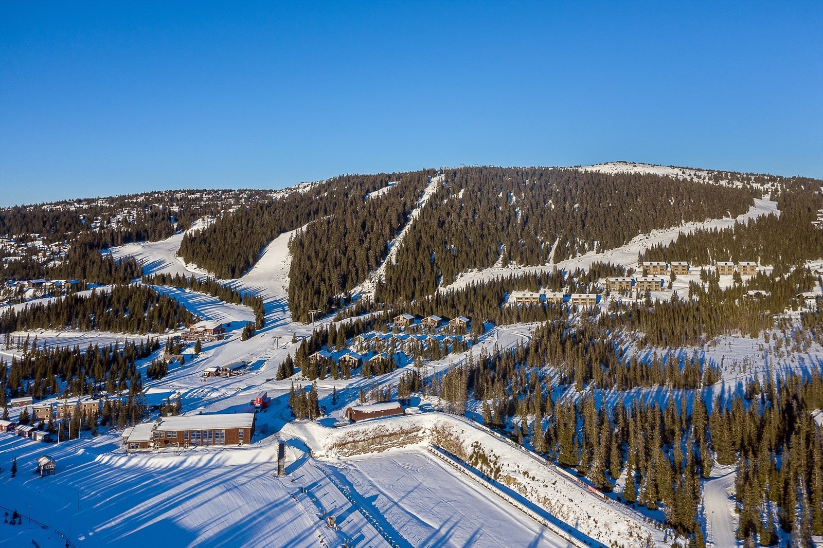 Et flott oversiktsbilde over Sjusjøen skisenter. Området har mye å by på og passer for alle aldre. Galleribilde