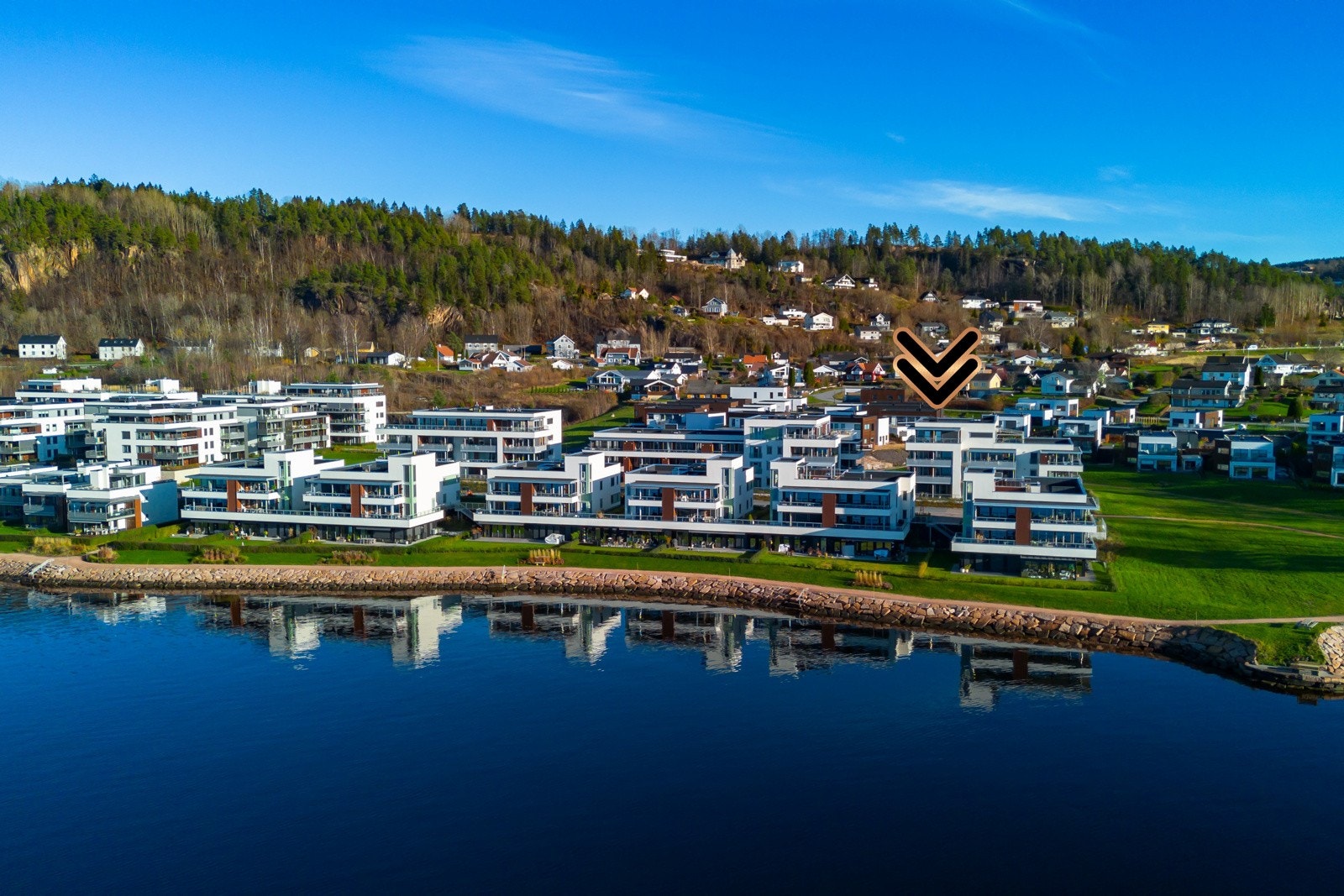 Leiligheten har en meget idyllisk og etterspurt beliggenhet på Engersand Havn i Lier kommune - rett ved fjorden. Området rundt tilbyr et variert tilbud av fasiliteter som turstier, båthavn, restaurant og badeplass. Galleribilde