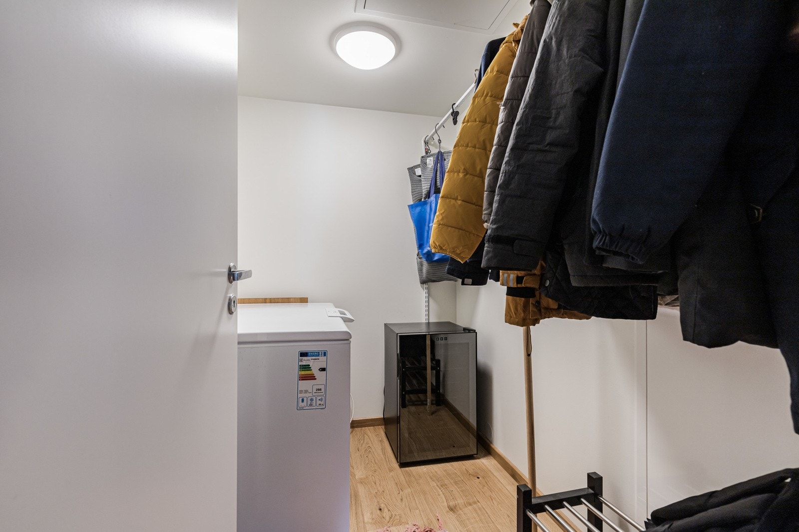I tilknytning til entréen finner du en innvendig bod på 4 kvm, ideell for oppbevaring av yttertøy, sesongutstyr og annet du ønsker å holde ute av syne. Galleribilde
