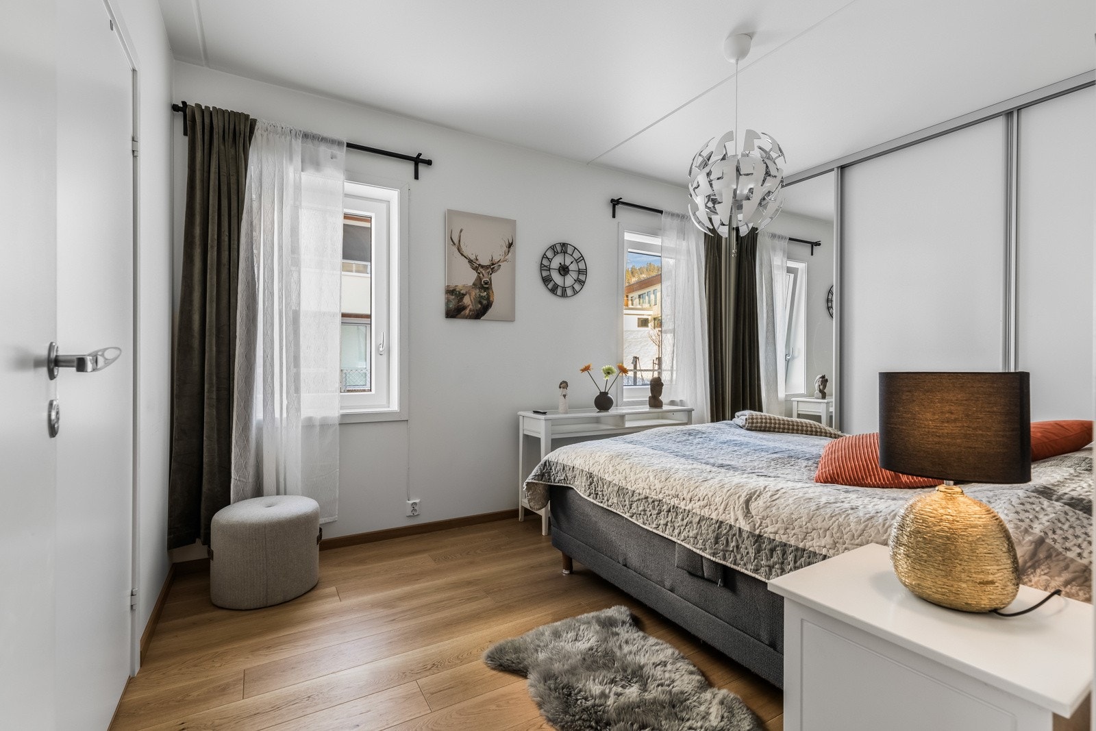 Romslig hovedsoverom med god plass til dobbeltseng og garderobeløsning. Parkettgulv, malte flater og store vinduer med 3-lags glass gir et lyst og rolig uttrykk. Vannbåren gulvvarme sørger for jevn og behagelig temperatur året rundt. Galleribilde