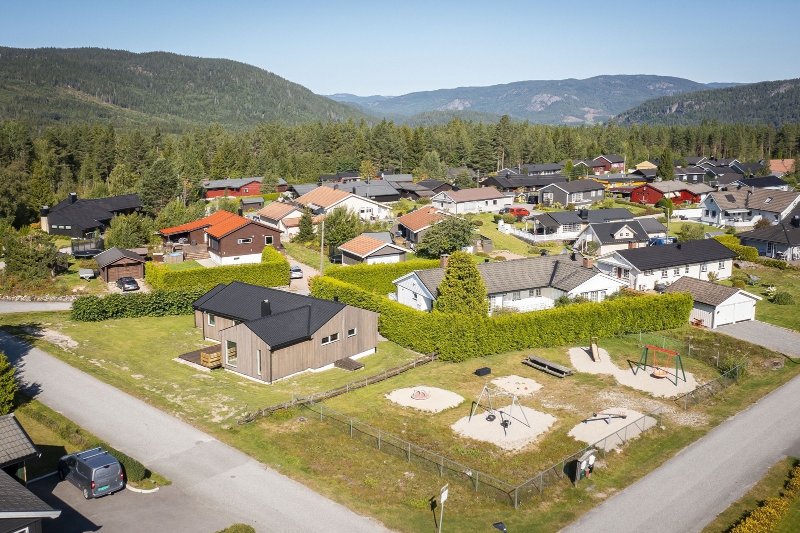 Eiendommen ligger fint til og grenser til lekeplass. Ypperlig for dere med barn. Foto: Danny Twang Galleribilde