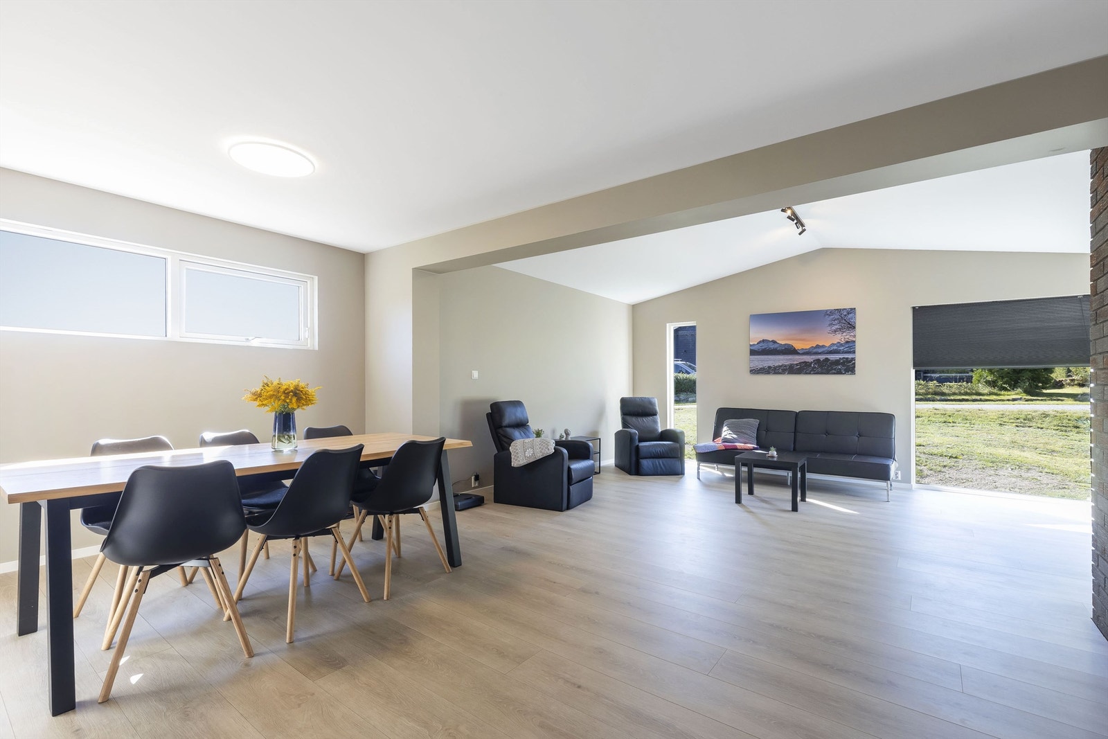 Lekker åpen løsning mellom stue, spisestue og kjøkken. Foto: Danny Twang Galleribilde