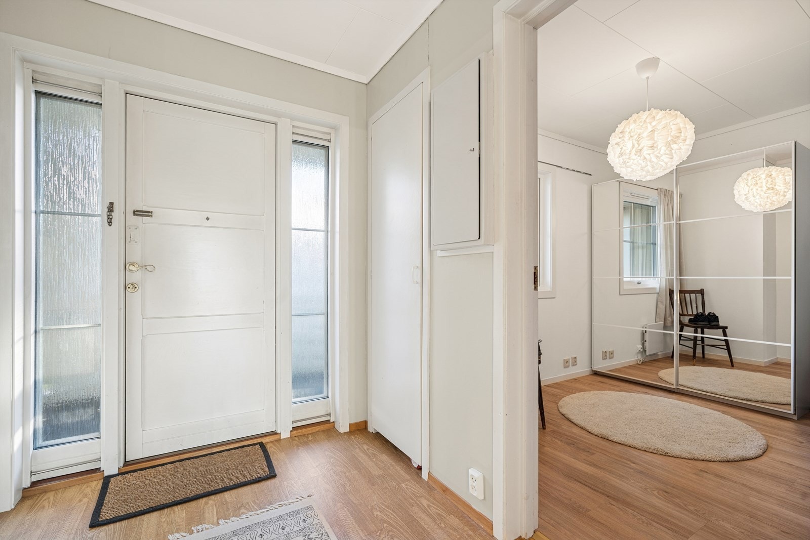 Vel inne møtes man av romslig entrè med plassbygd skap Galleribilde