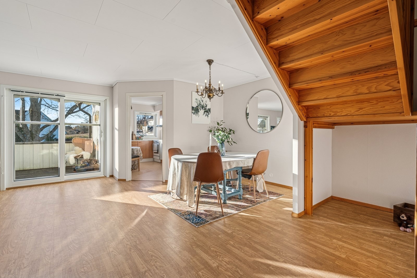 Fra stue kommer man ut på herlig sydvendt terrasse Galleribilde