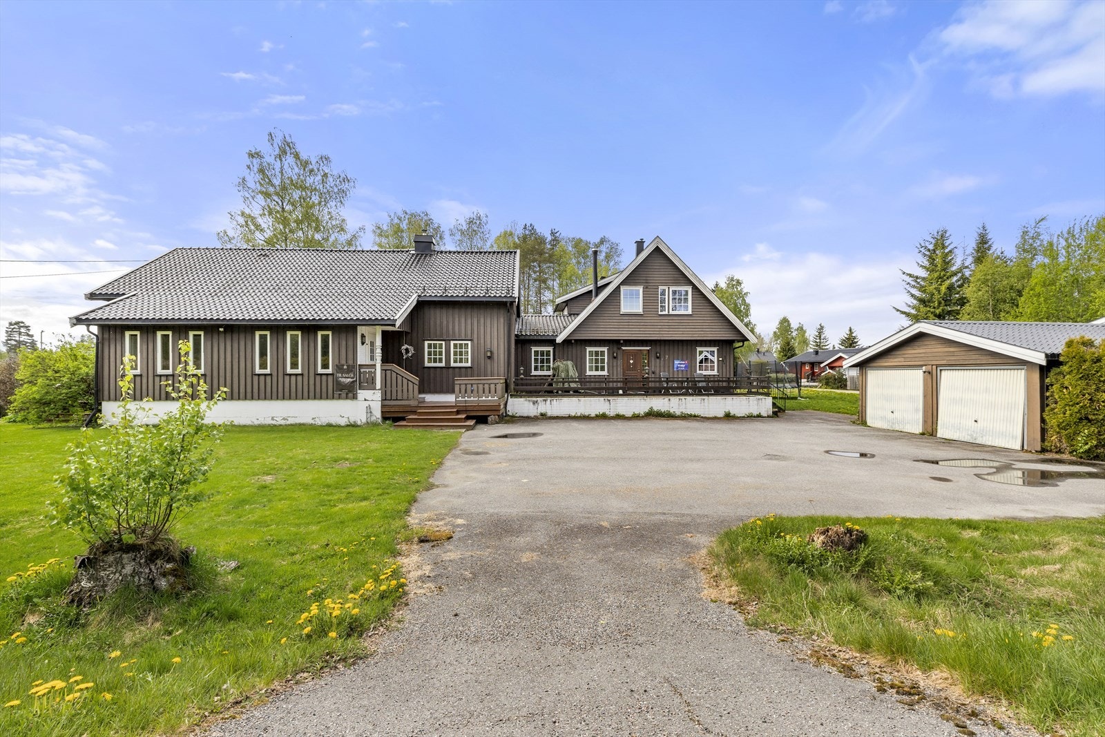 Eiendommen har en romslig, asfaltert gårdsplass og en stor, flat tomt. Galleribilde
