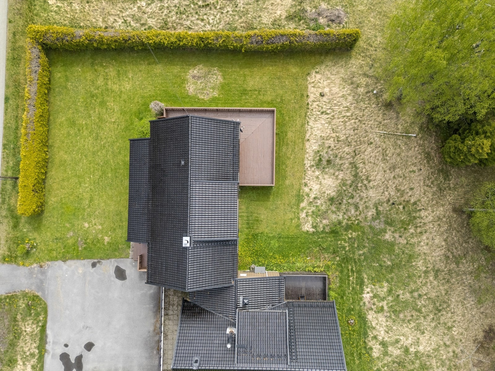 En innholdsrik og stor vertikaldelt tomannsbolig med en familievennlig beliggenhet i Fenstad. Galleribilde