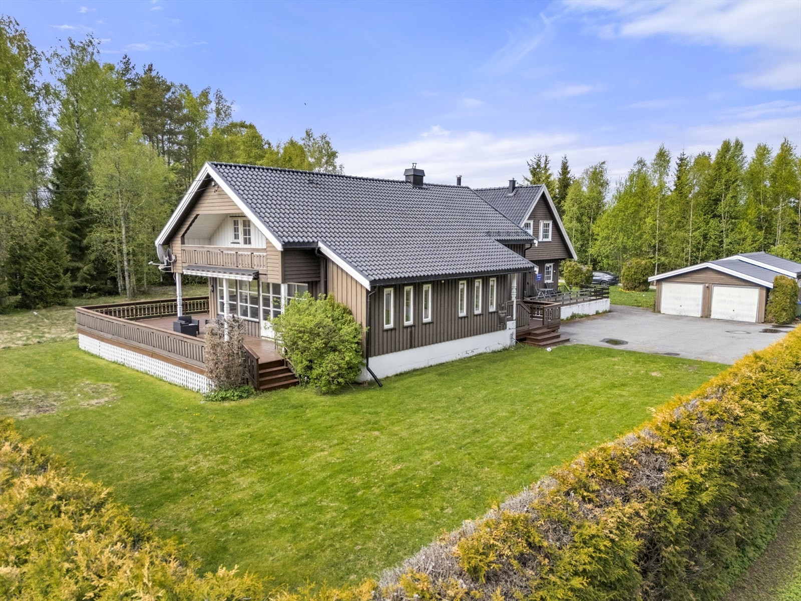 Tomten er opparbeidet med plen og gir rikelig med plass for lek og aktiviteter. Galleribilde