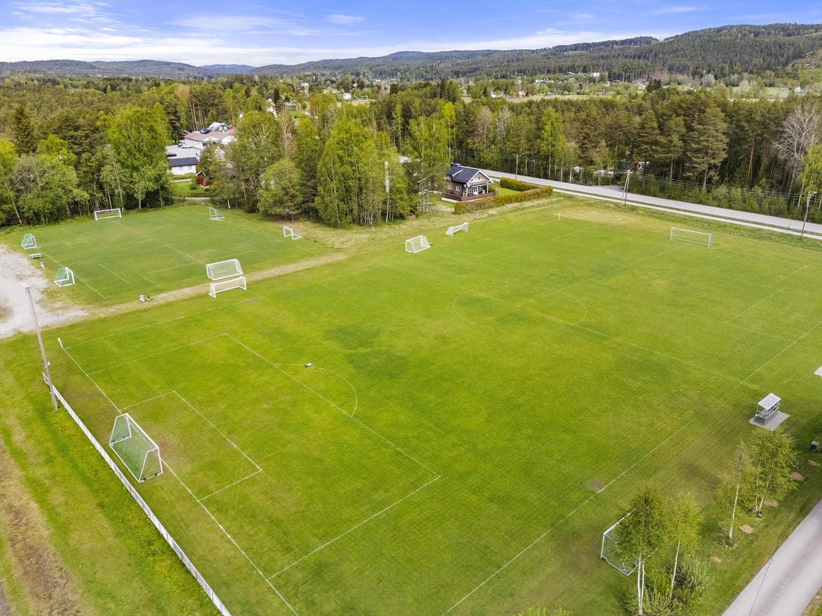 I umiddelbar nærhet ligger Fenstad stadion, perfekt for ballspill og fotball. Galleribilde