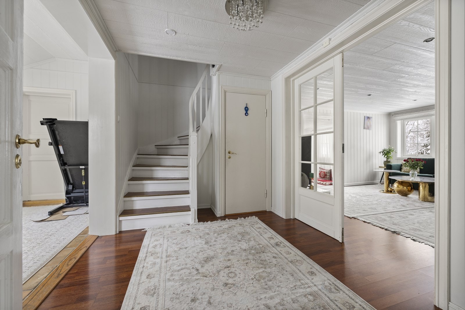 Gangen fungerer som et knutepunkt i første etasje, med trapp opp til andre etasje. Galleribilde