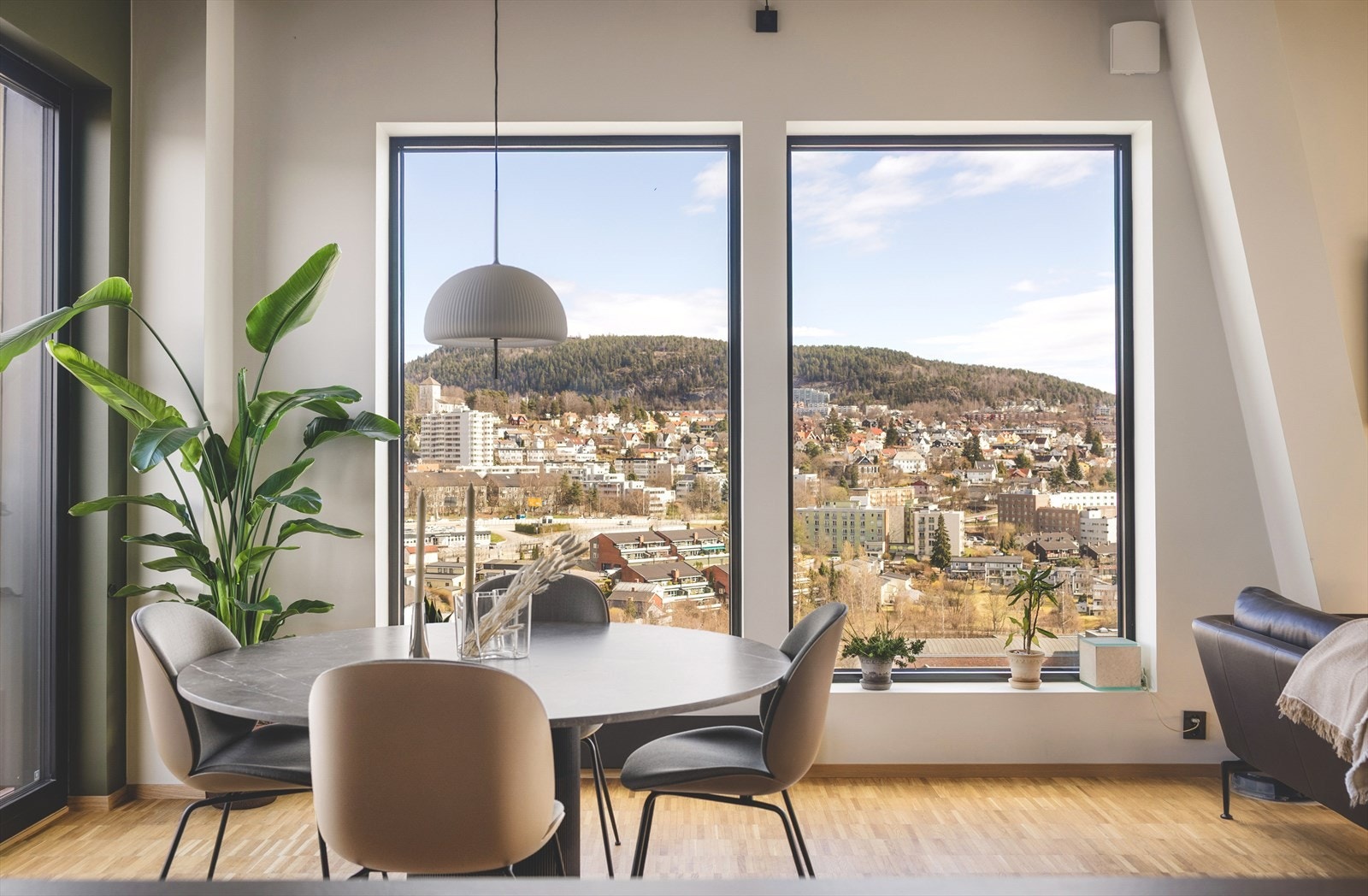 Fra kjøkkenet har du en åpen og helhetlig siktlinje mot stue og spiseplass, med store vindusflater som gir rikelig med naturlig lys og flott utsyn mot omgivelsene. Galleribilde