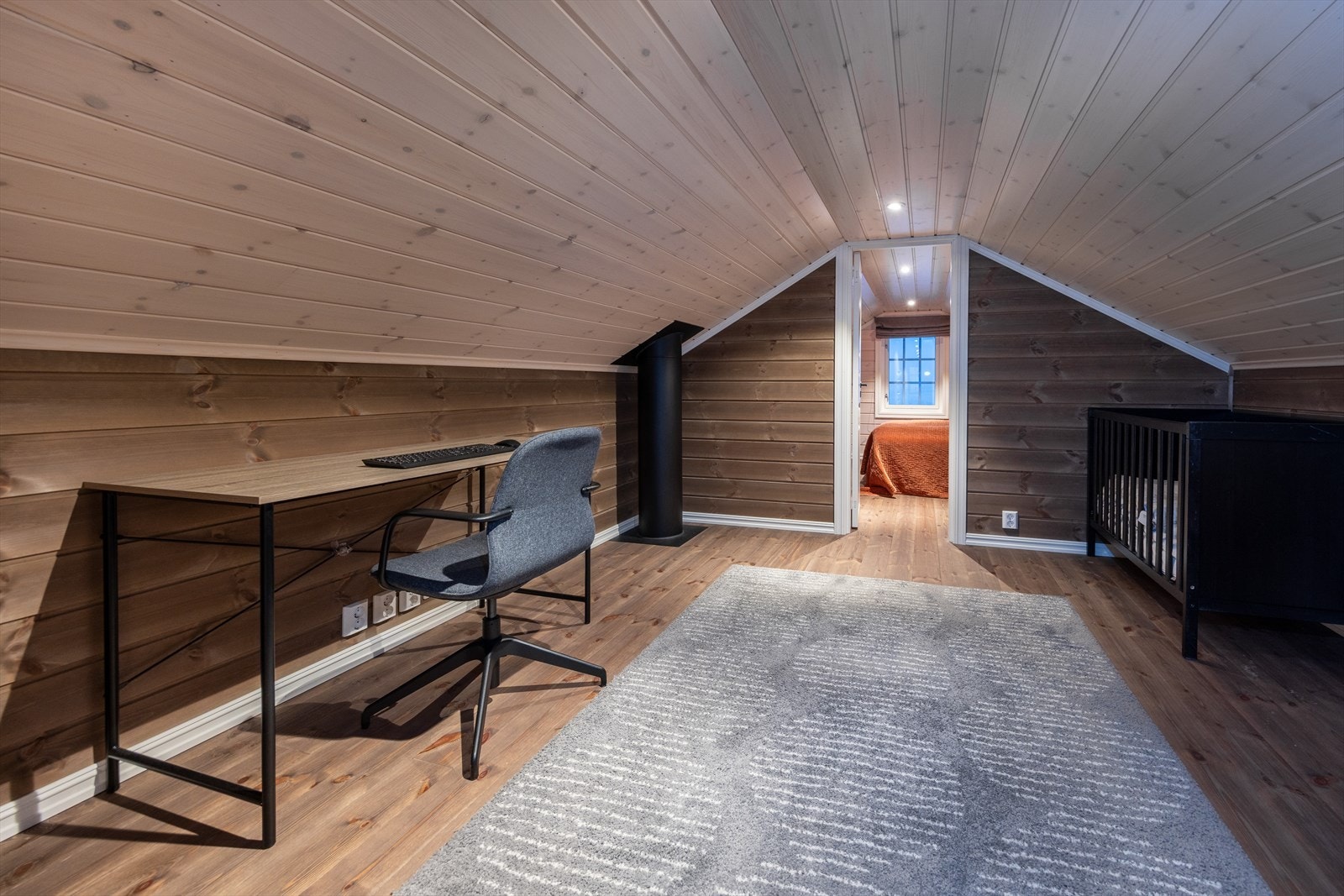 Hyggelig loftstue med møbleringsmuligheter etter behov og ønske. Galleribilde