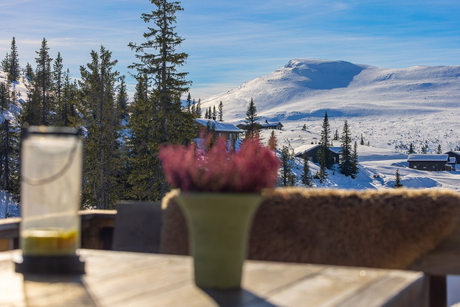 Høgevarde hytteområde ligger på høyfjellet og her går du bokstavelig talt rett ut i fantastisk natur med spektakulær utsikt. Galleribilde