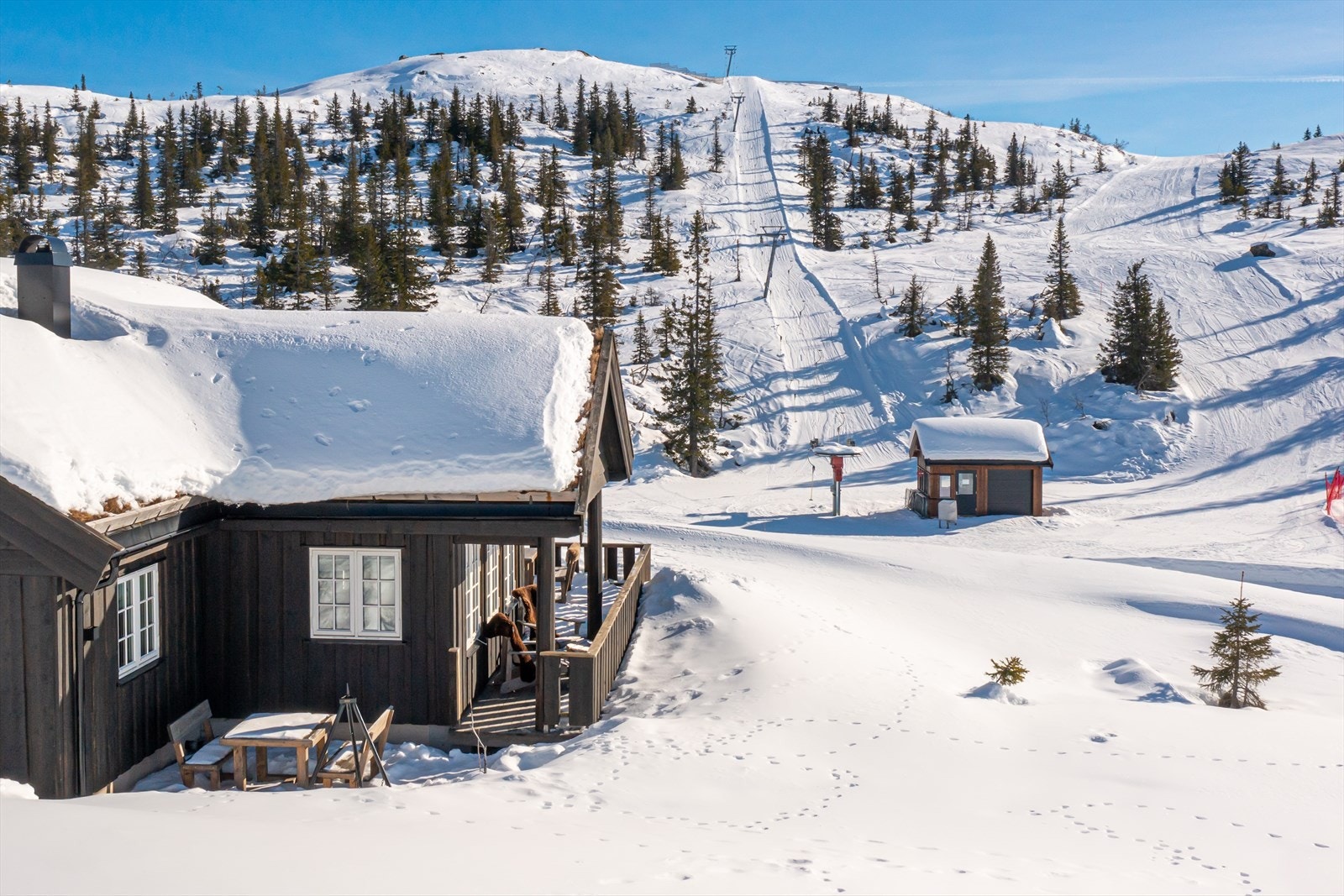 Hytta ligger i umiddelbar nærhet til skiheisen som tar deg til fjellparken. Galleribilde