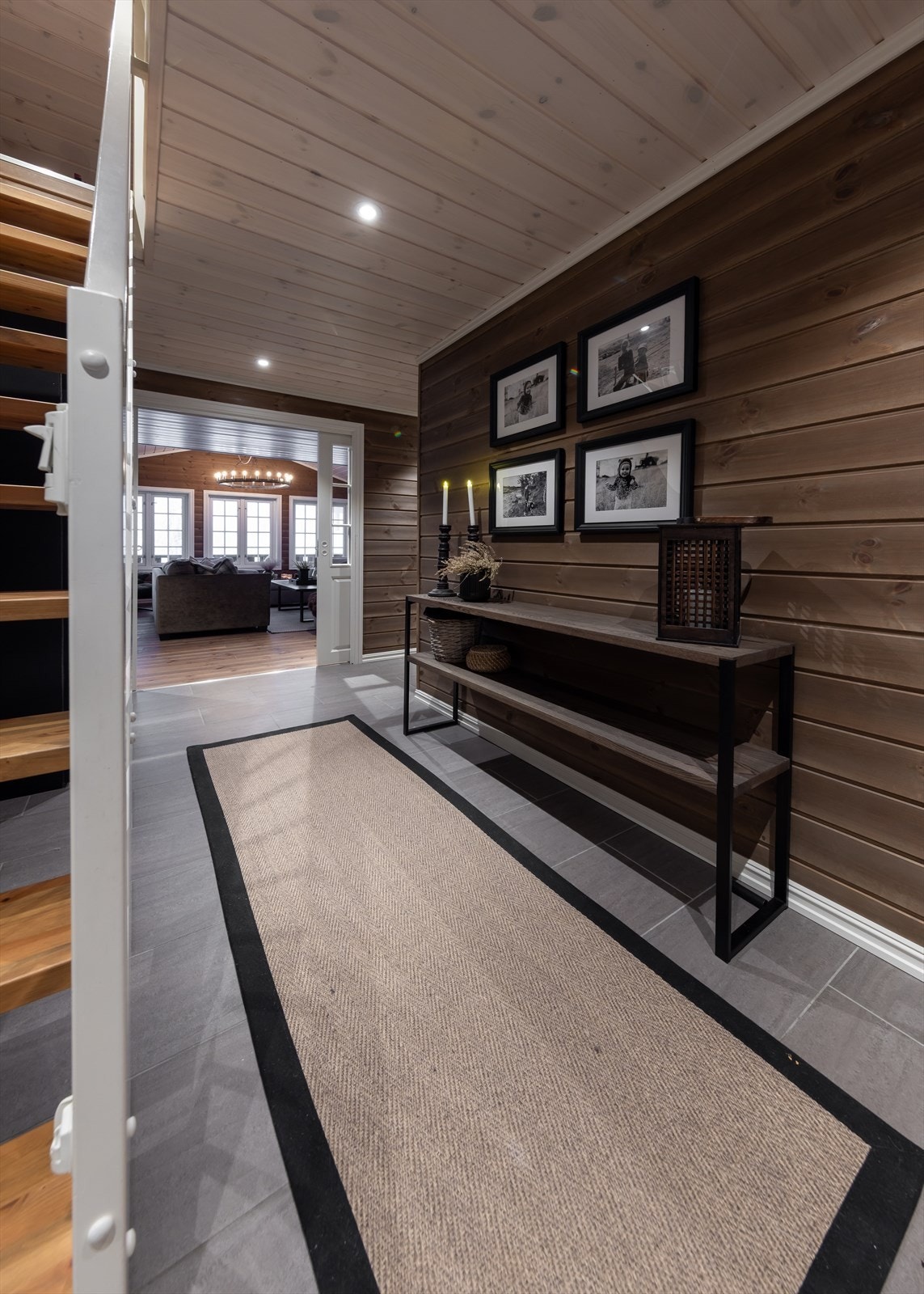Luftig entre og gang som har godt med garderobe muligheter. Galleribilde