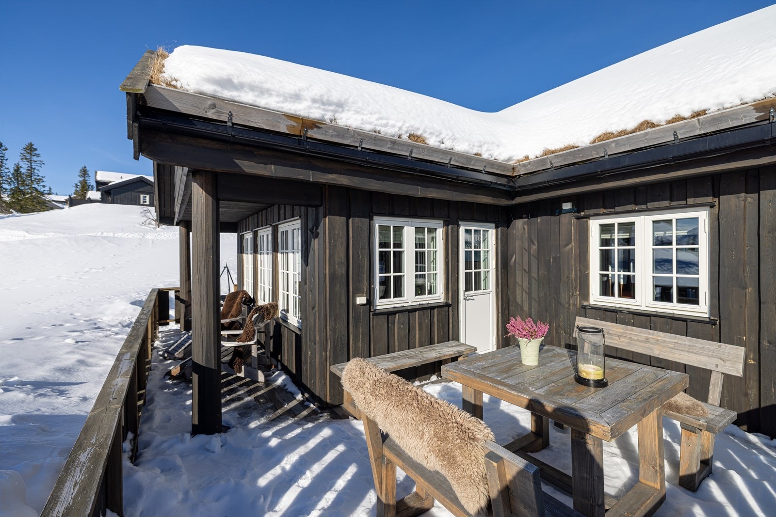 Her kan du nyte solrike dager i solveggen. Terrasse har flere soner og rikelig med plass til sittegrupper, grill, bålpanne o.l. Galleribilde