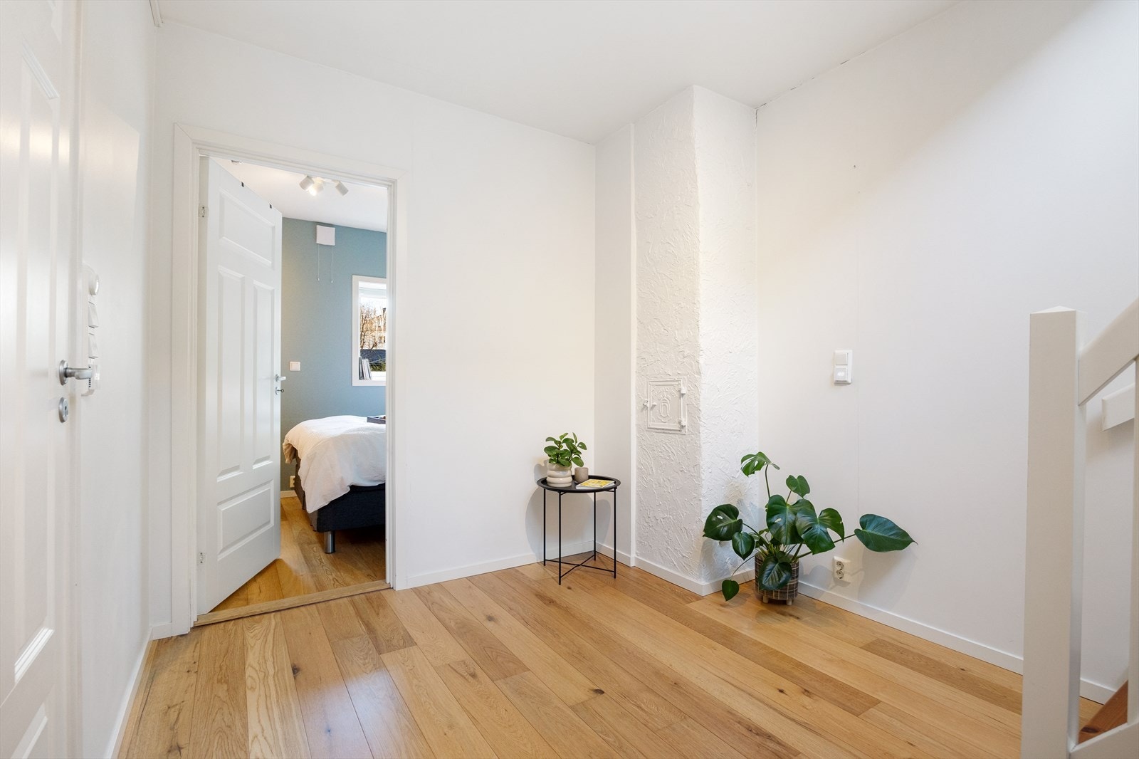 Fra stuen er det trapp ned til underetasjen som inneholder gang, soverom, bad og bod. Galleribilde
