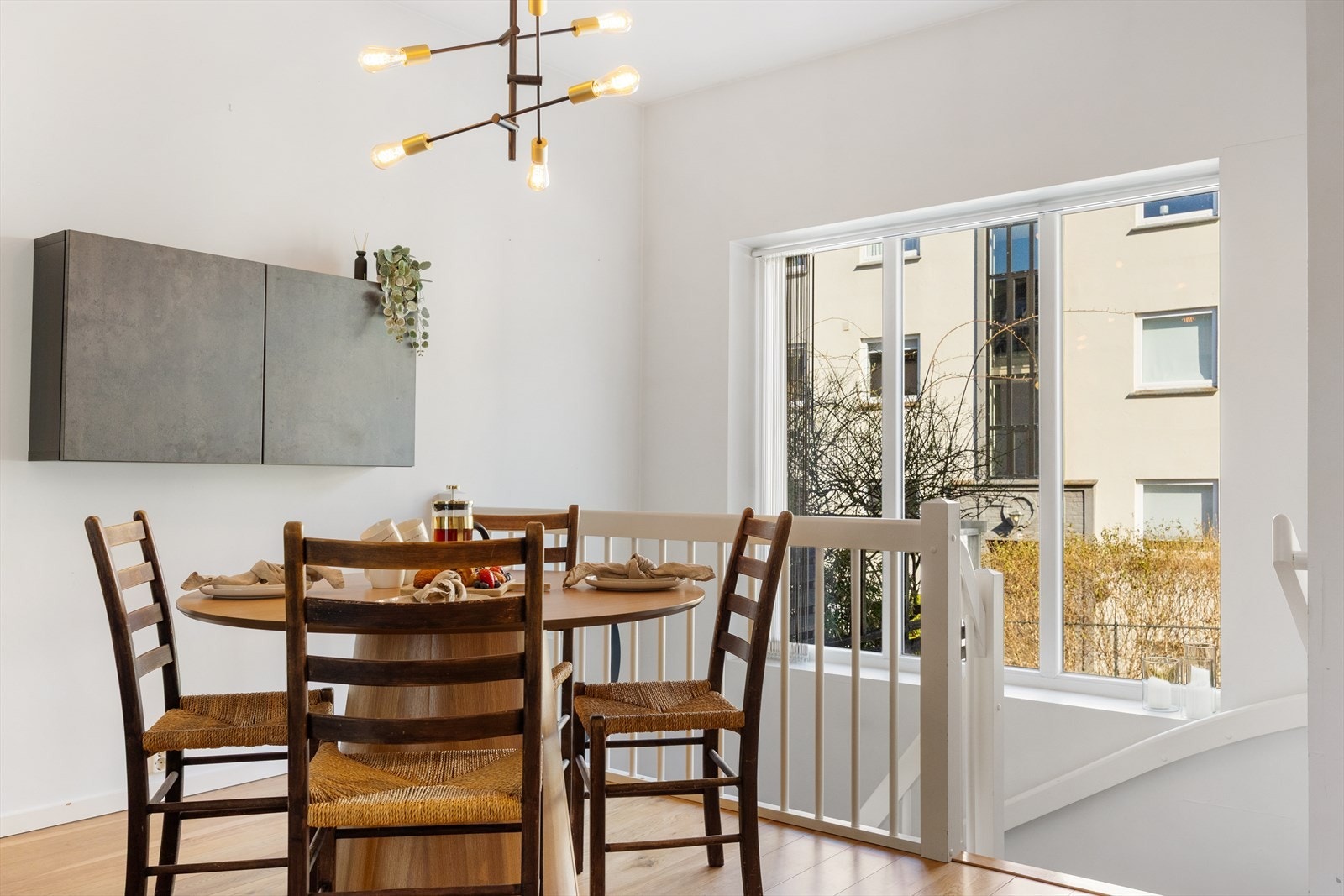 I stuen er det plass til både sofa- og spisegruppe. Galleribilde