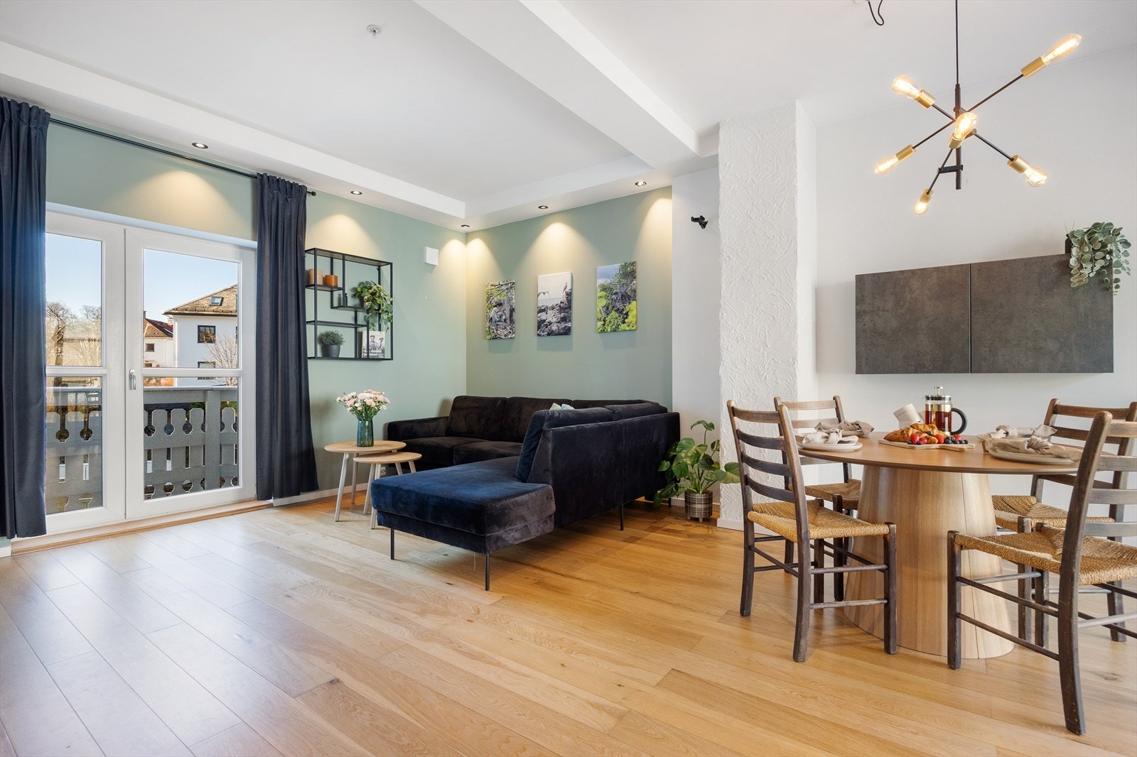 Det er god plass til både sofagruppe og spisebord. Galleribilde