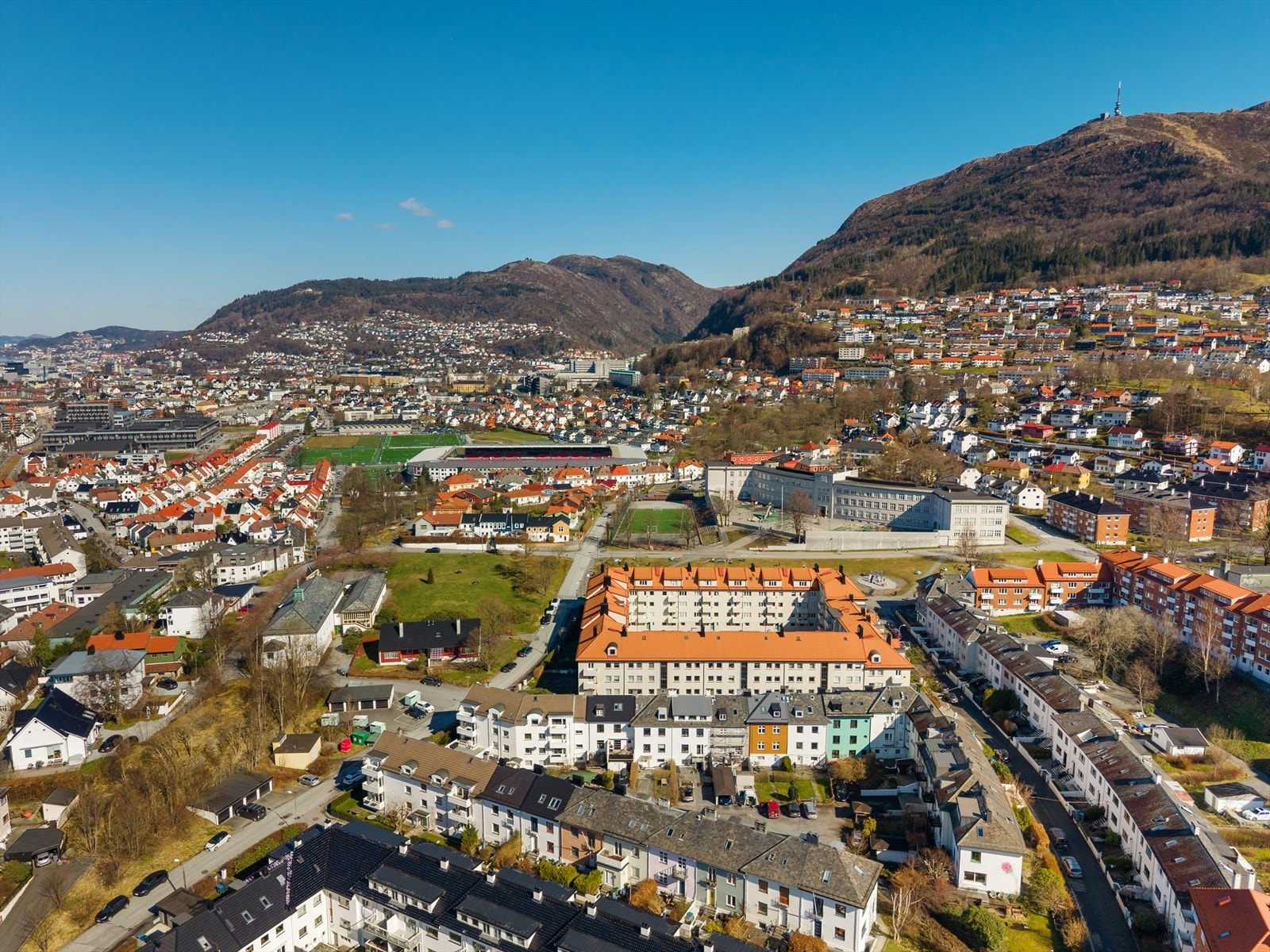 I nærområdet finnes et variert servicetilbud. En kort spasertur unna finner man Sletten Senter med et bredt utvalg av butikker og tjenester. Bergen sentrum er lett tilgjengelig for et ytterligere utvidet servicetilbud. Galleribilde