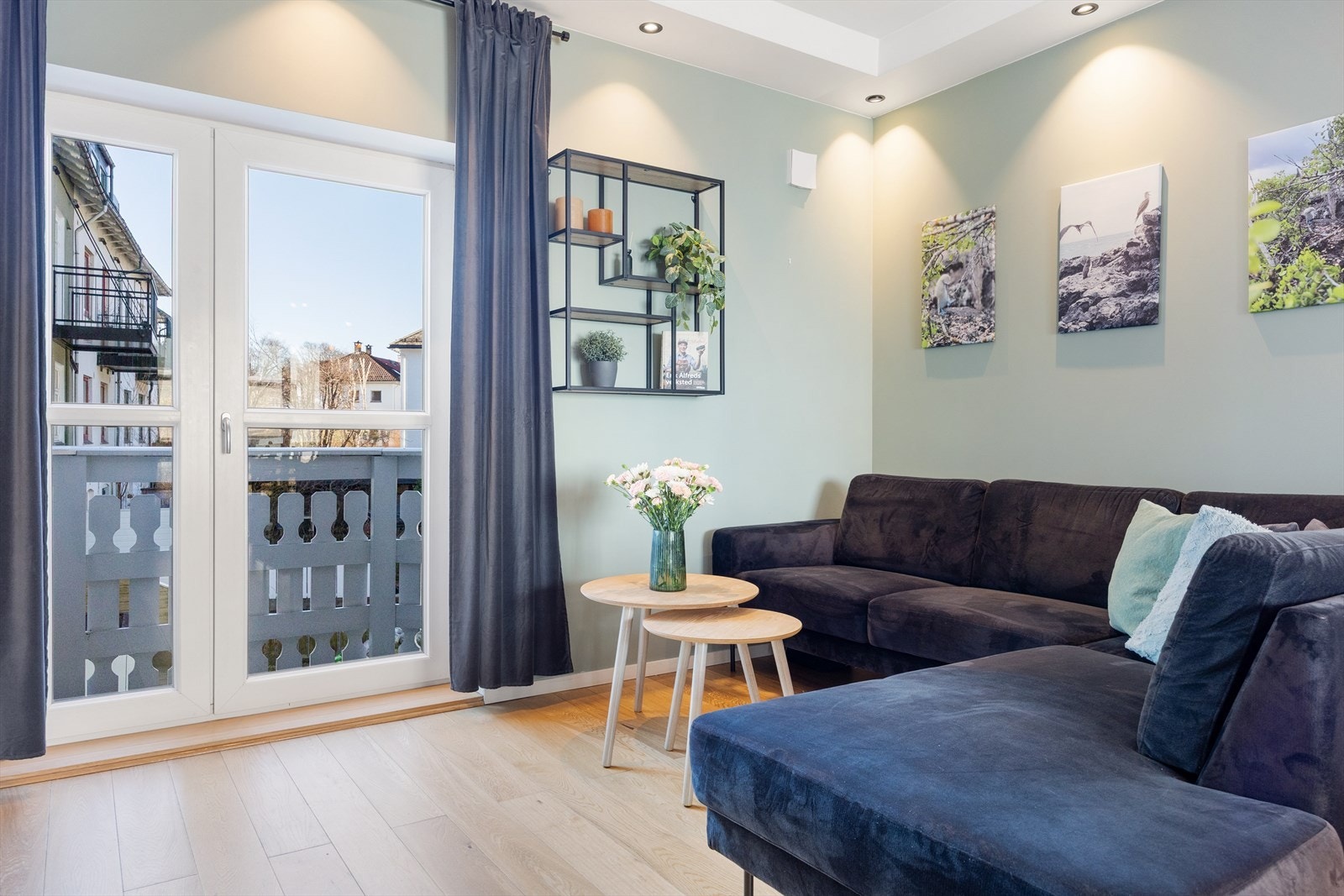 Gulvene er belagt med 1-stavs parkett, og veggene er malt i moderne, harmoniske fargetoner. Galleribilde