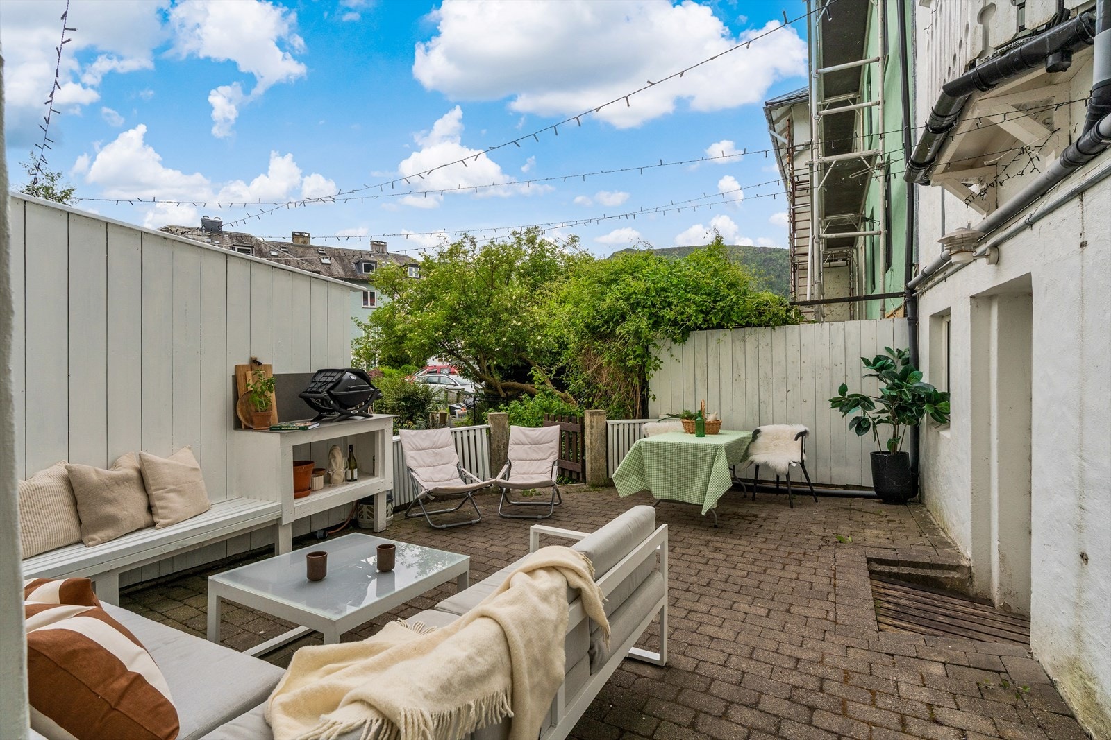 Bakgården tilhører borettslagets andel nr. 1 og nr. 2 Galleribilde