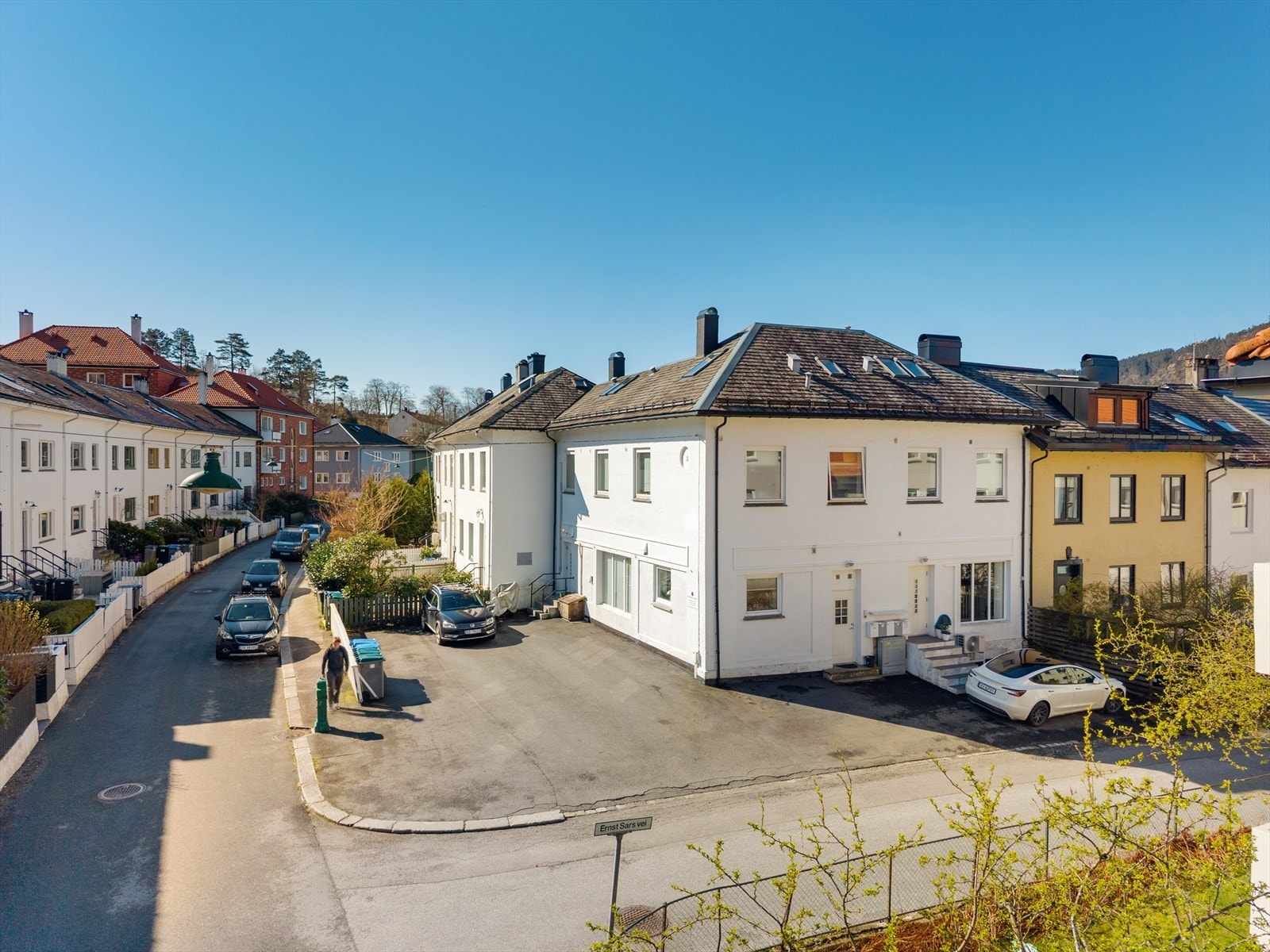Attraktiv beliggenhet i hjertet av Bergen - tilbaketrukket og rolig, samtidig med kort avstand til sentrum, byfjellene og alt Bergen har å by på Galleribilde