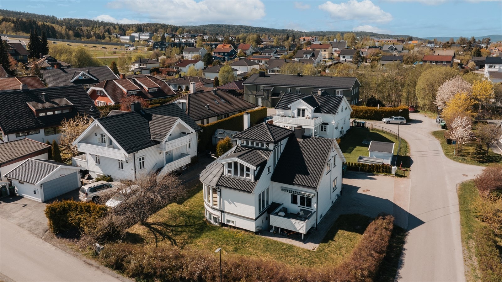 Eiendommen har en fin beliggenhet på feltet. Galleribilde