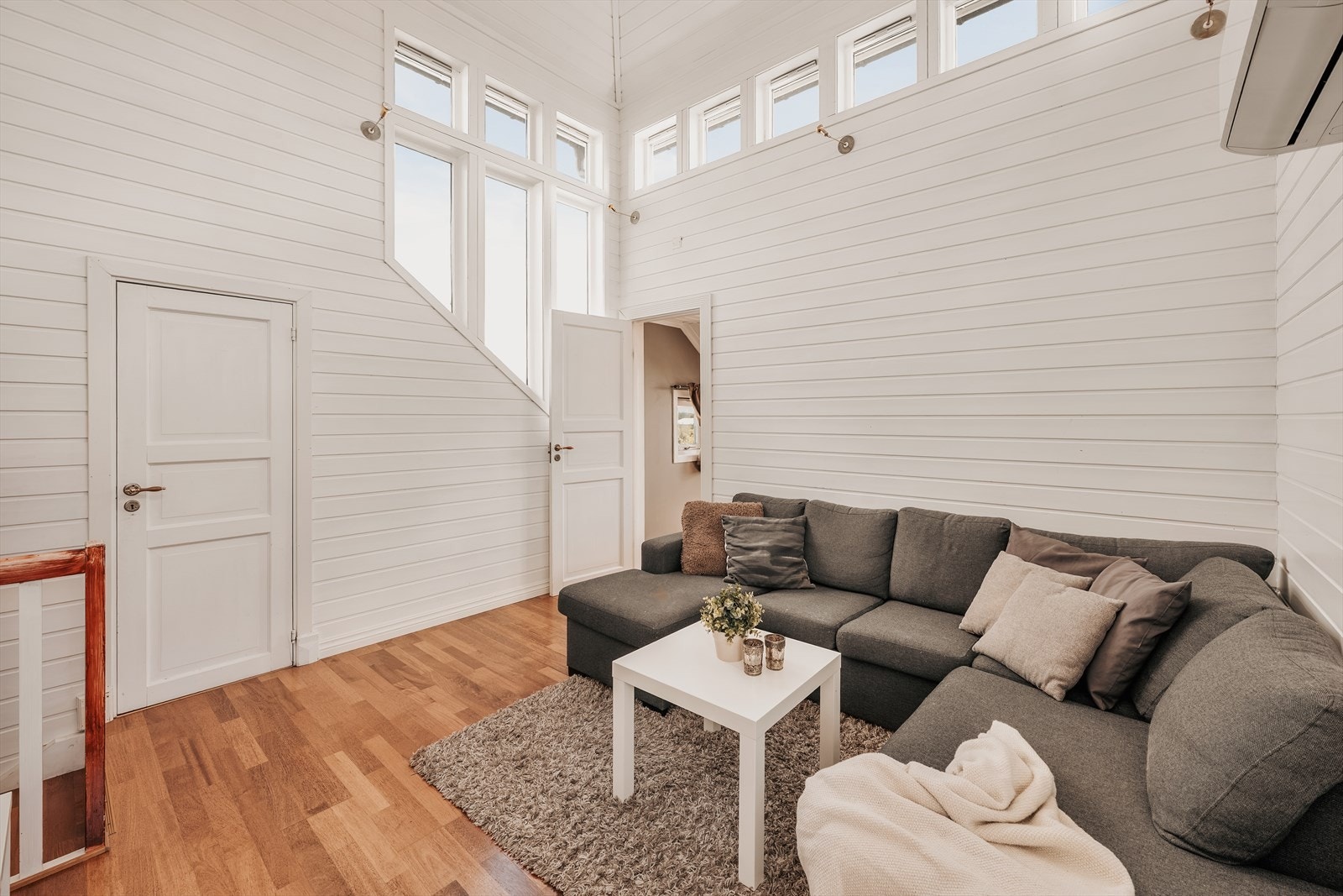 Loftstuen har takhøyde på ca. 4,70m. Galleribilde