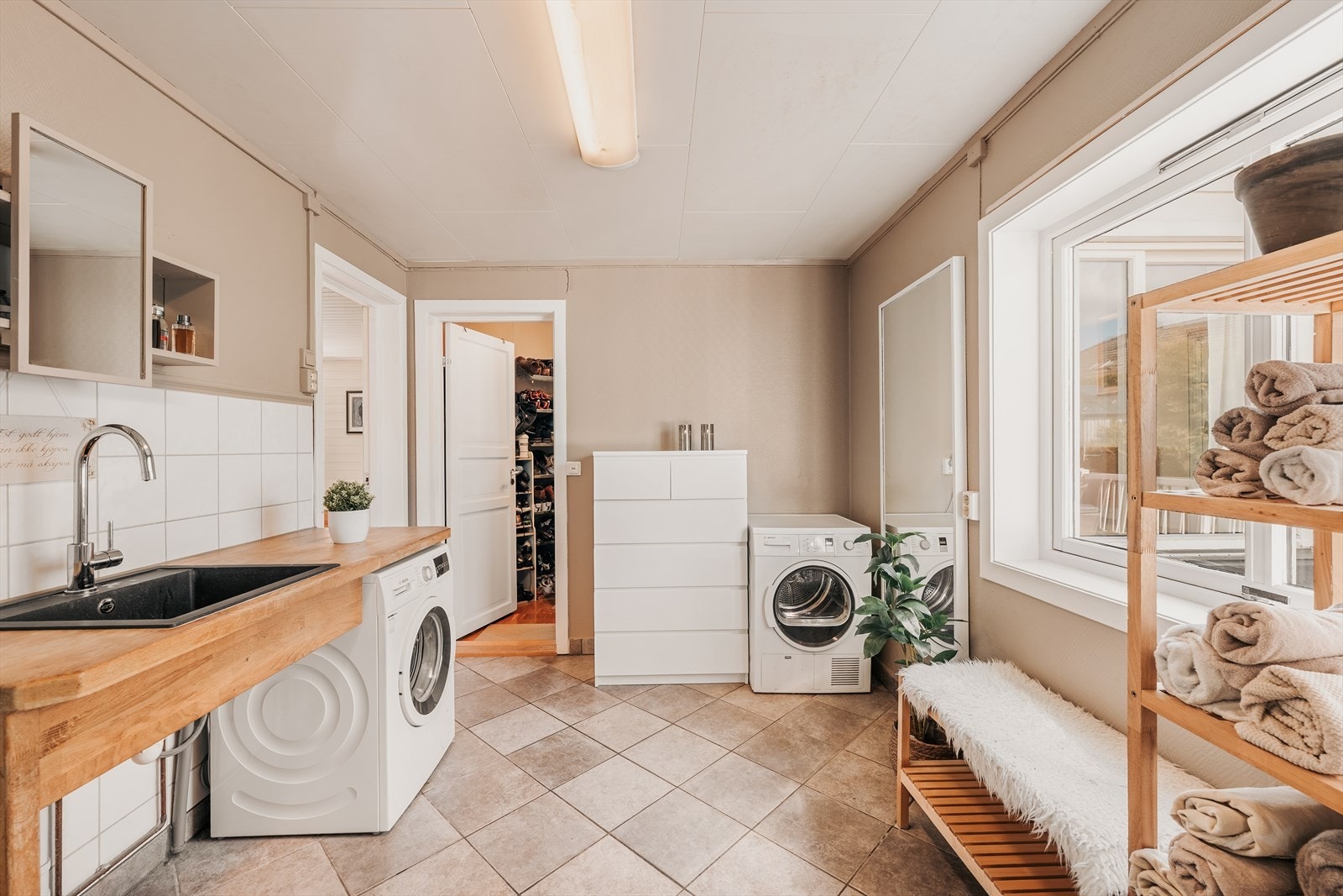 Det er også opplegg for vaskemaskin samt adkomst til garderoberom. Galleribilde