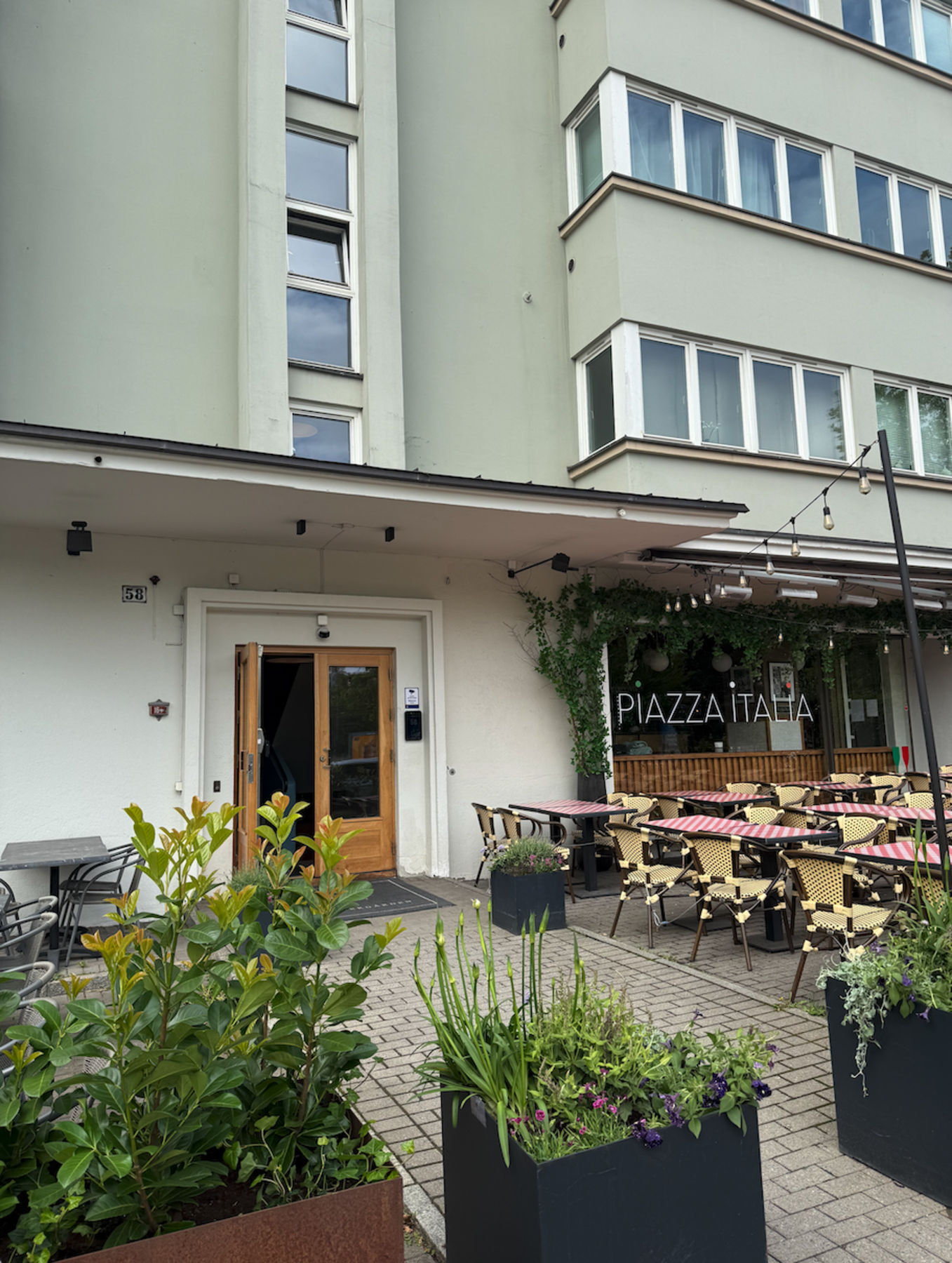 Innbydende og pent opparbeidet inngangsparti i sameiet, med dekorativ beplantning og velstelte omgivelser. I selve bygget finner du blant annet Piazza Italia, rangert blant topp 10 restauranter i Oslo på Tripadvisor. Galleribilde