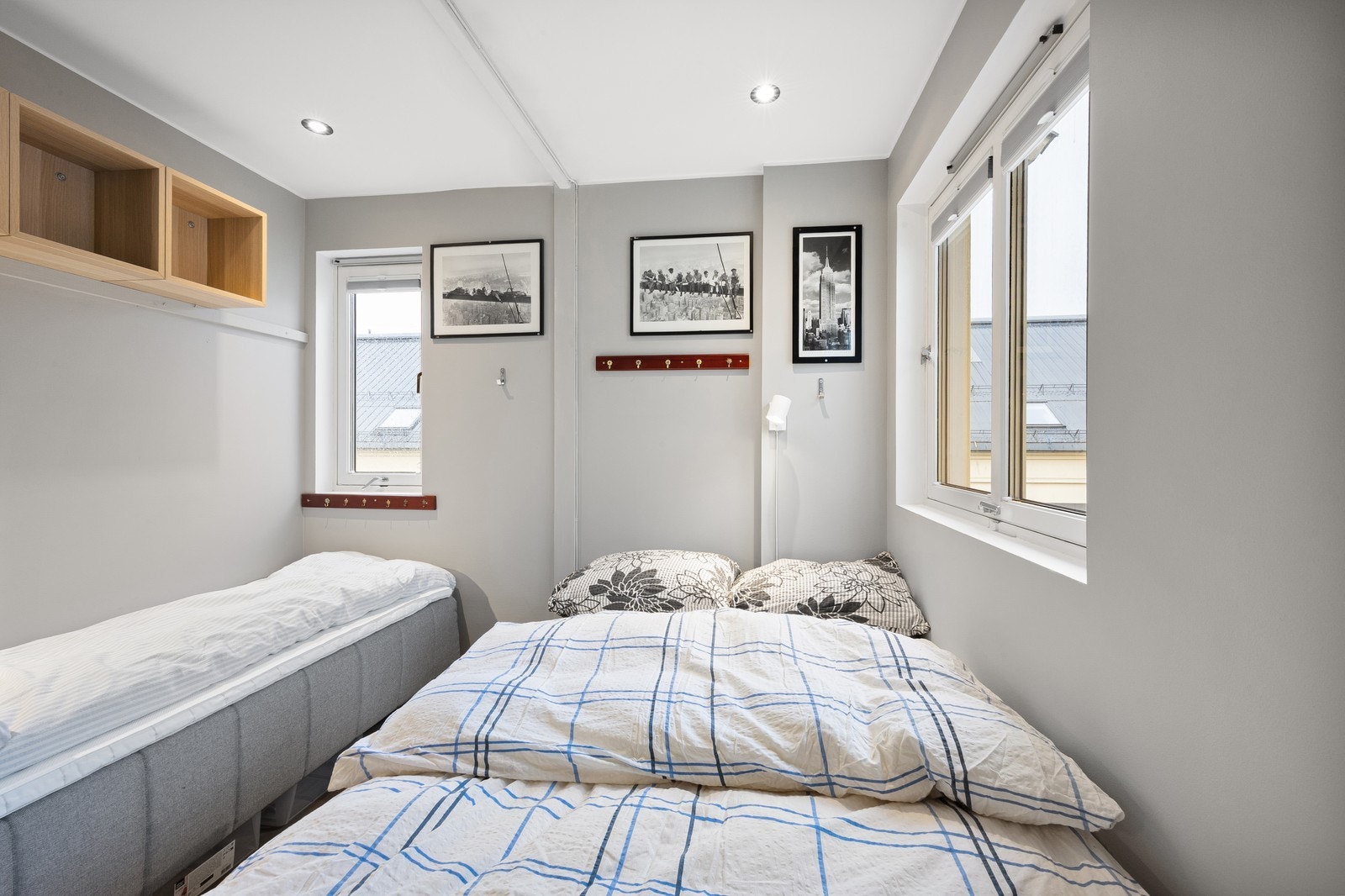 Romslig soverom med vinduer i to himmelretninger Galleribilde