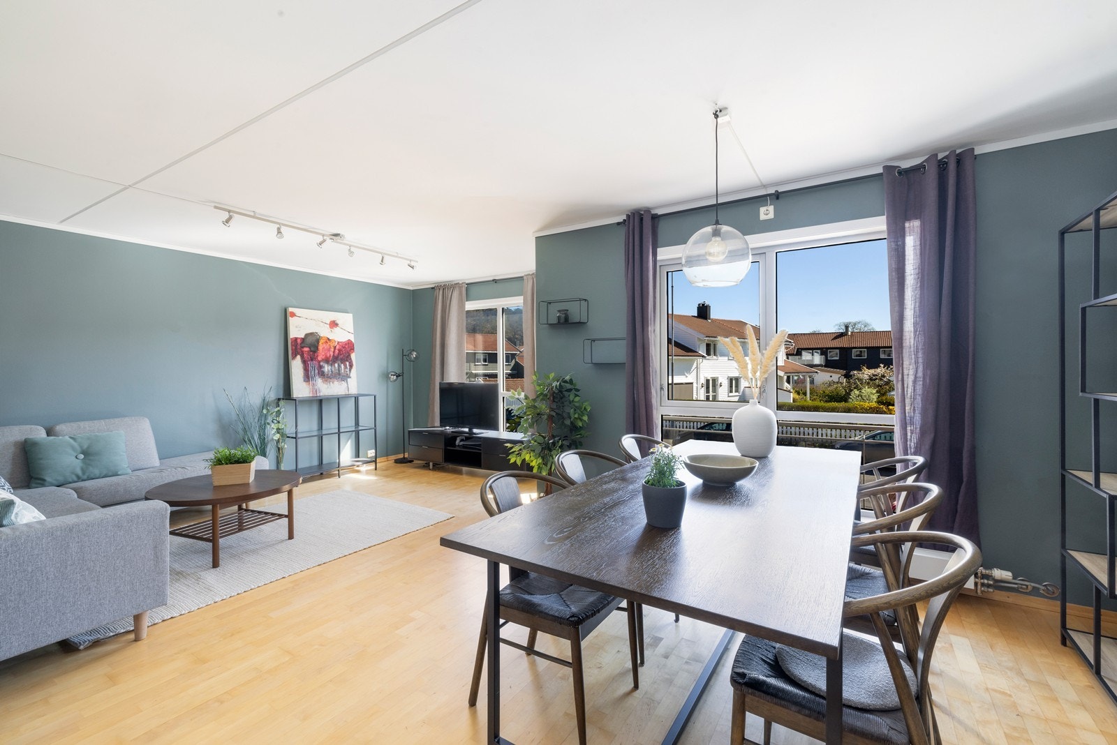 Stue med god plass til både sofagruppe og spisebord. Galleribilde