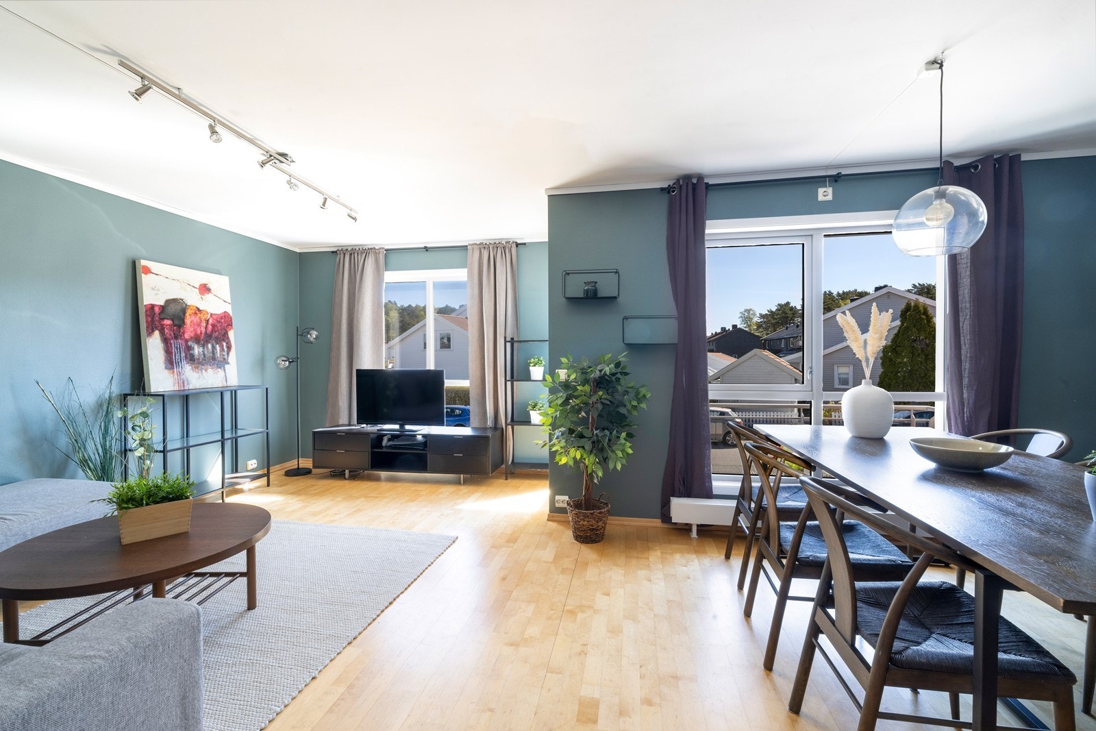 En pen 3-roms selveierleilighet med utgang til balkong med morgen og formiddagssol. Medfølger p.plass med el lader. Galleribilde