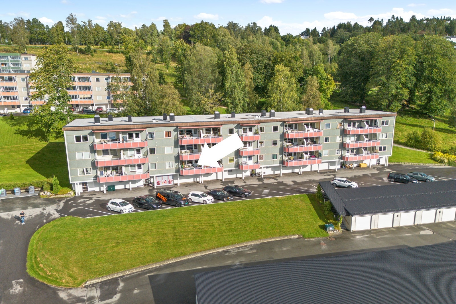Stilren og velholdt treromsleilighet med balkong! Galleribilde