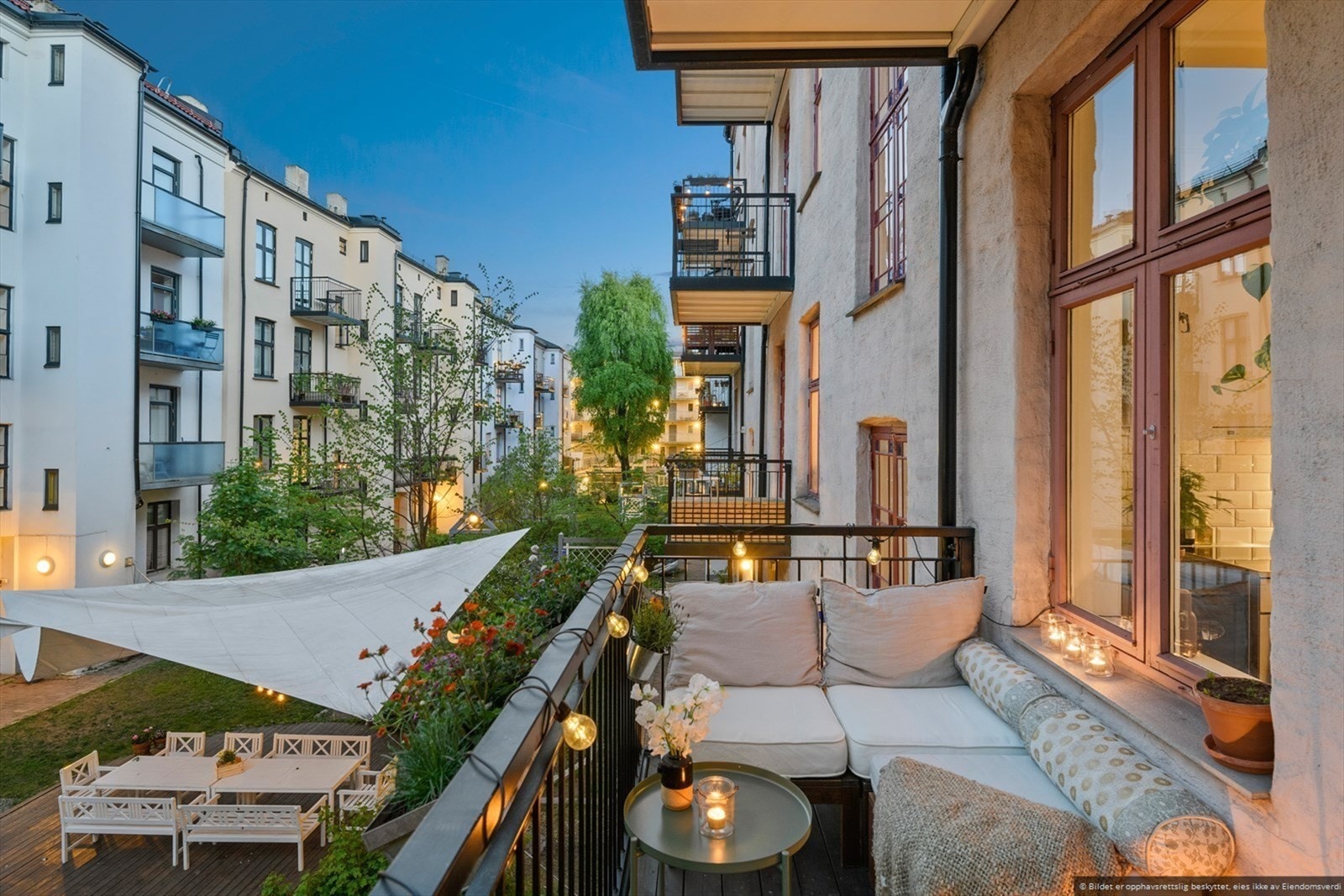 Kveldsstemning på balkongen. Galleribilde